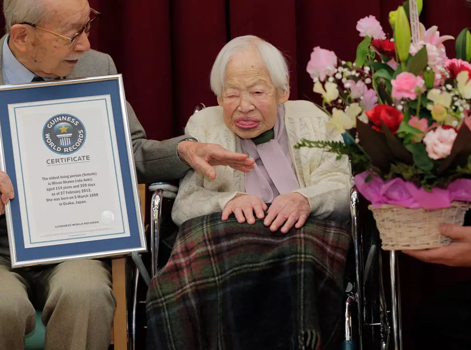 מיסאו אוקאווה בת ה-116 ובנה בן ה-90