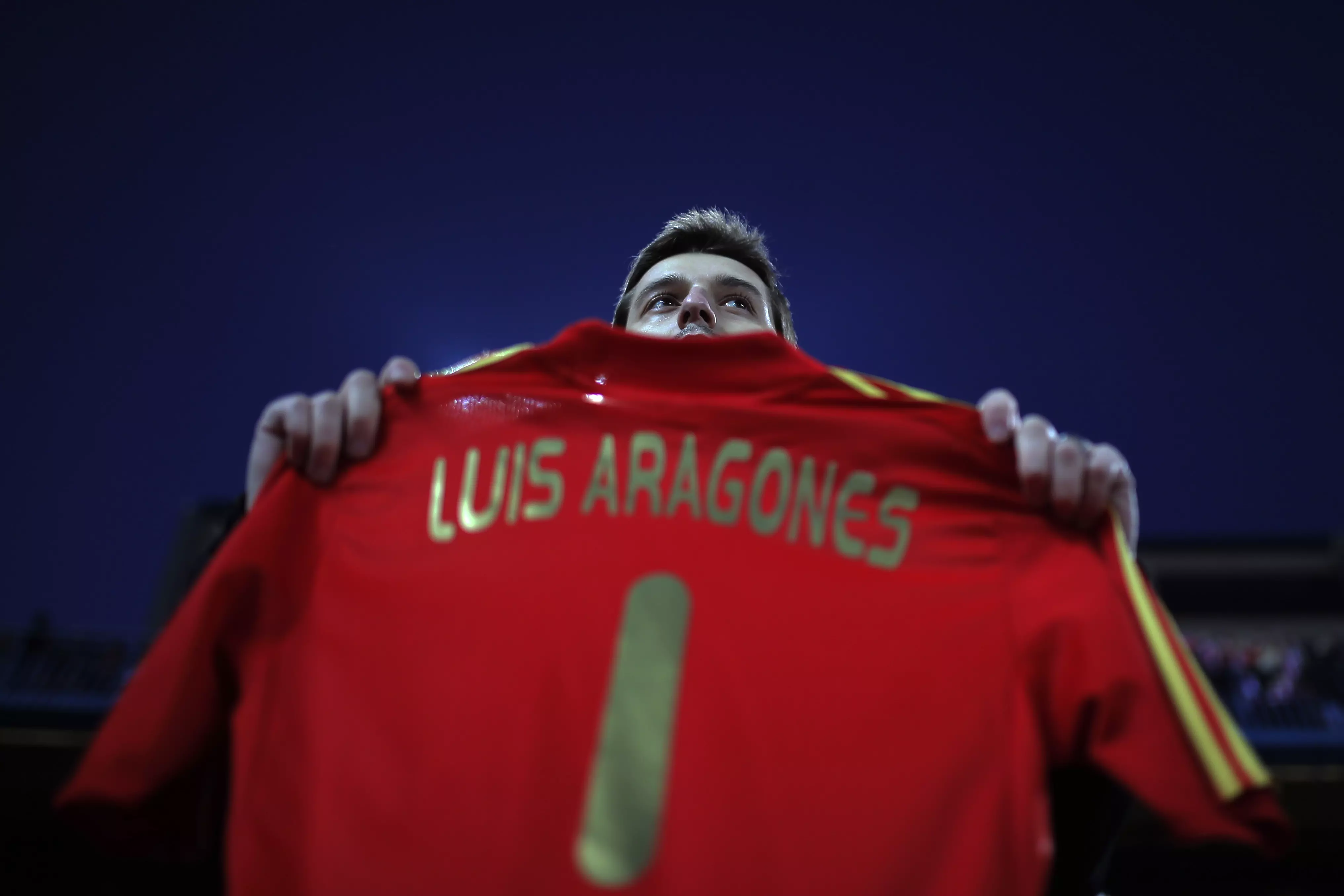 אוהד אתלטיקו מדריד עם חולצה של לואיס ארגונייס