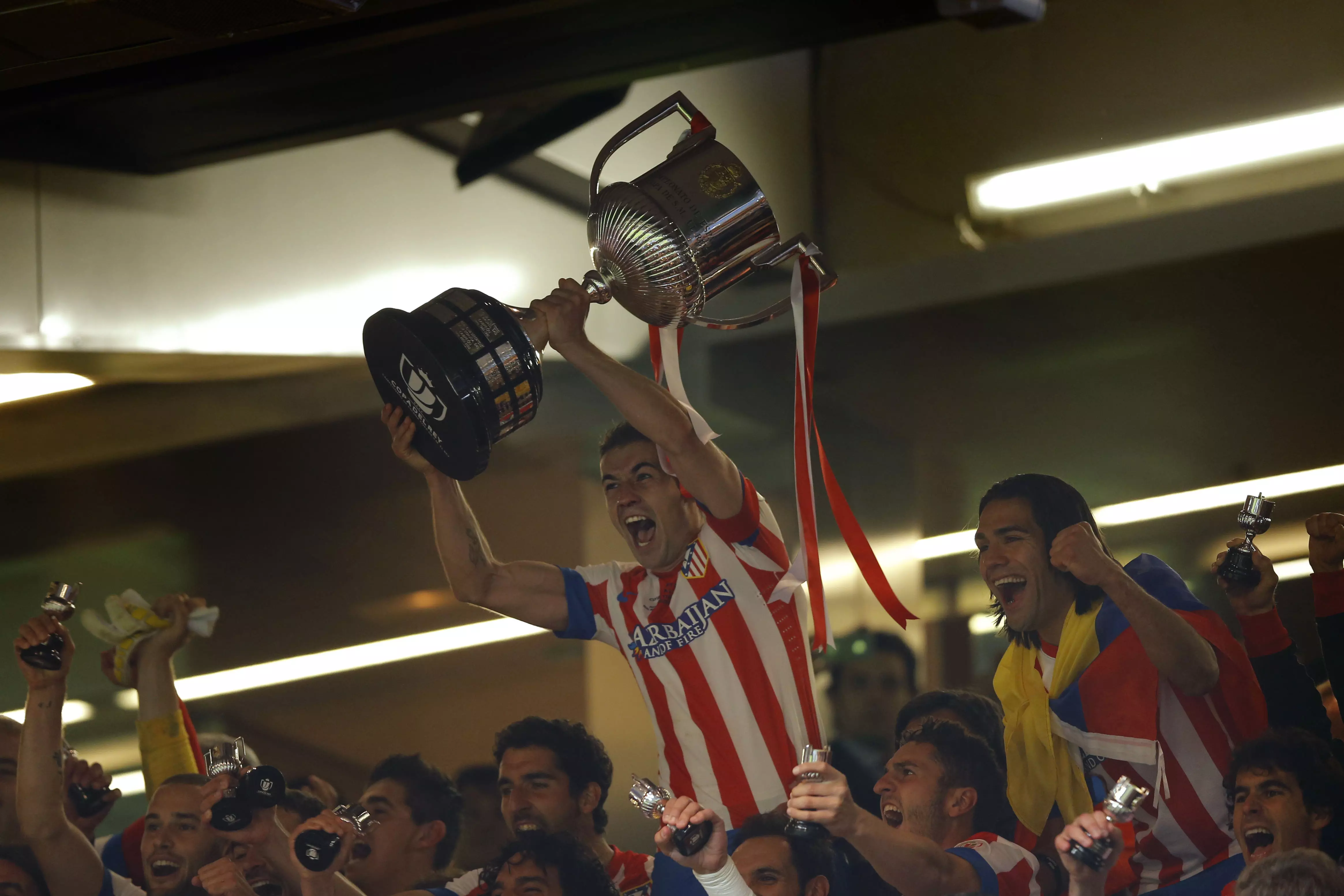 גבי שחקן אתלטיקו מדריד מניף את גביע המלך 2013