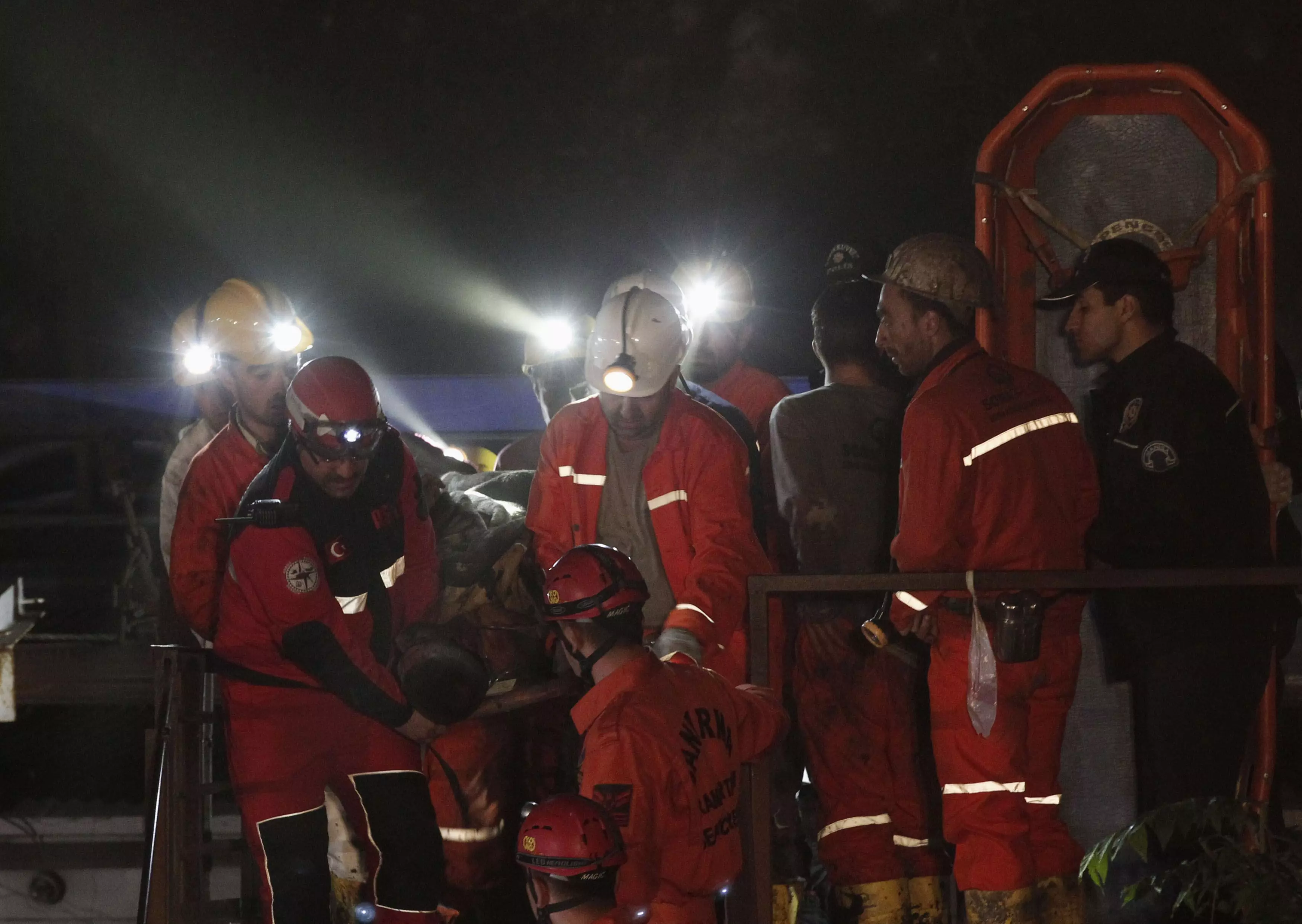 צוותי החילוץ מפנים כורה מהמכרה, ביום רביעי