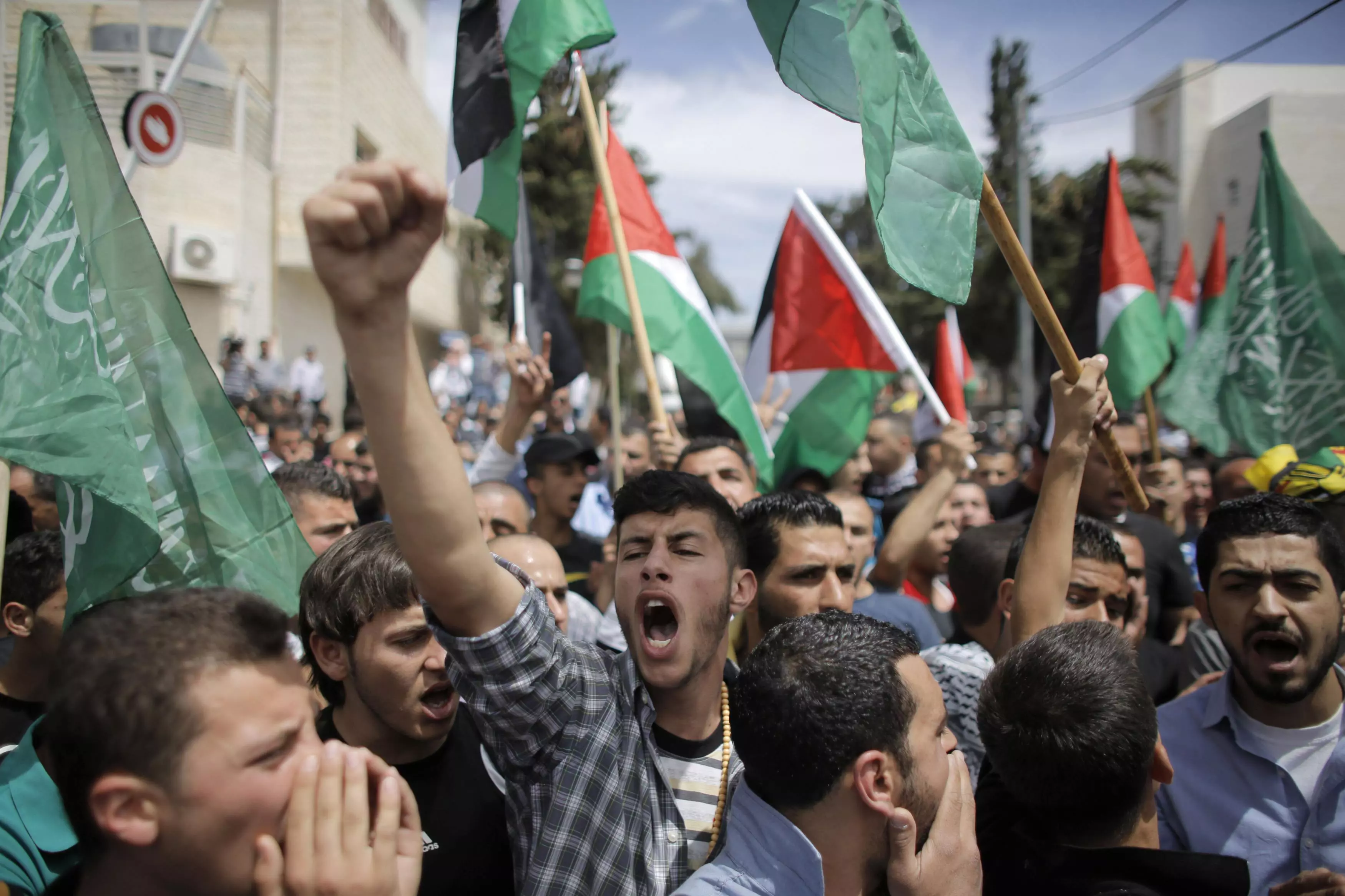 רק 31% תומכים בחמאס. הפגנה ברמאללה