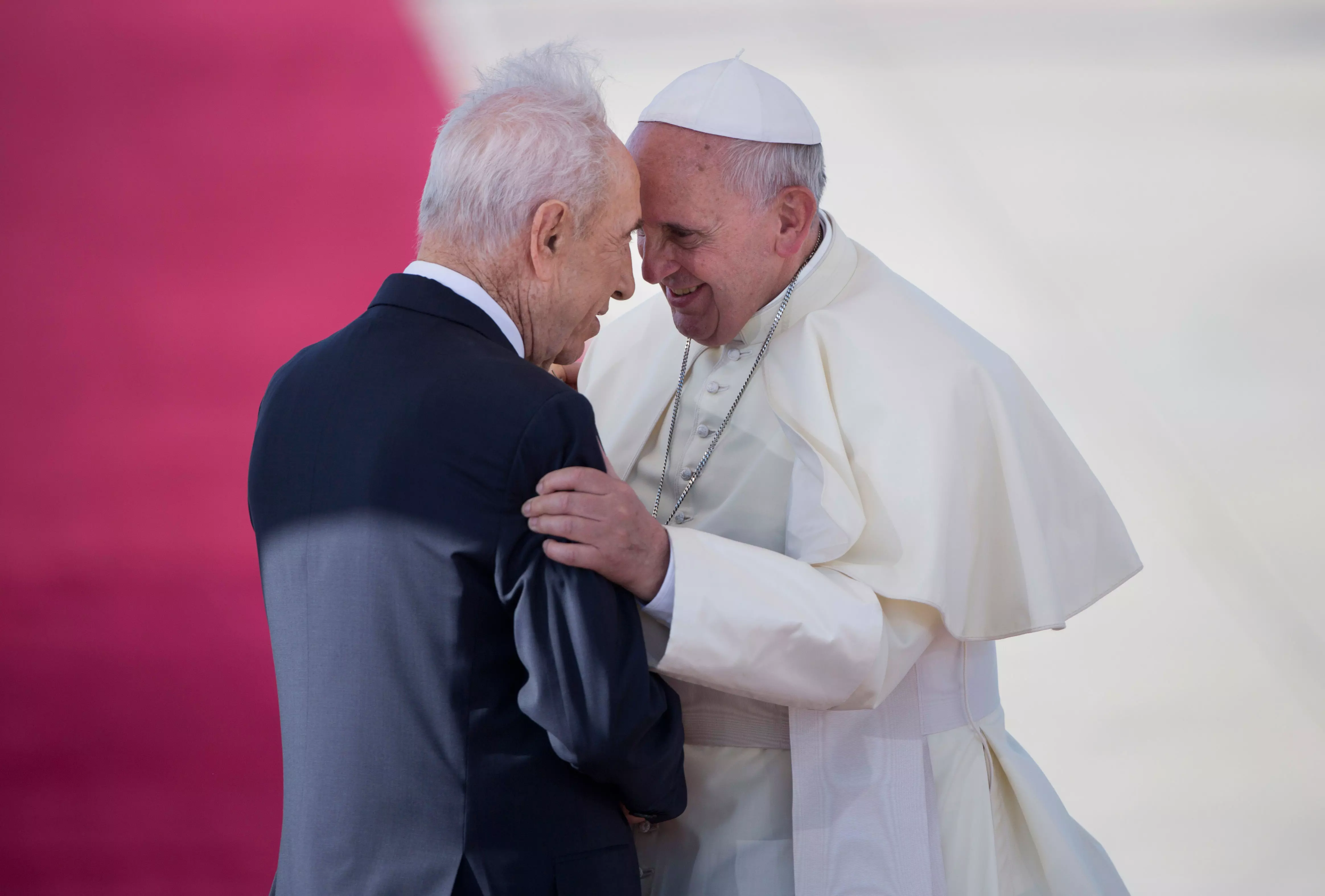 פרס הוזמן לתפילה המשותפת, ולא במקרה. הנשיא מקבל את פניו של האפיפיור בנמל התעופה בן גוריון