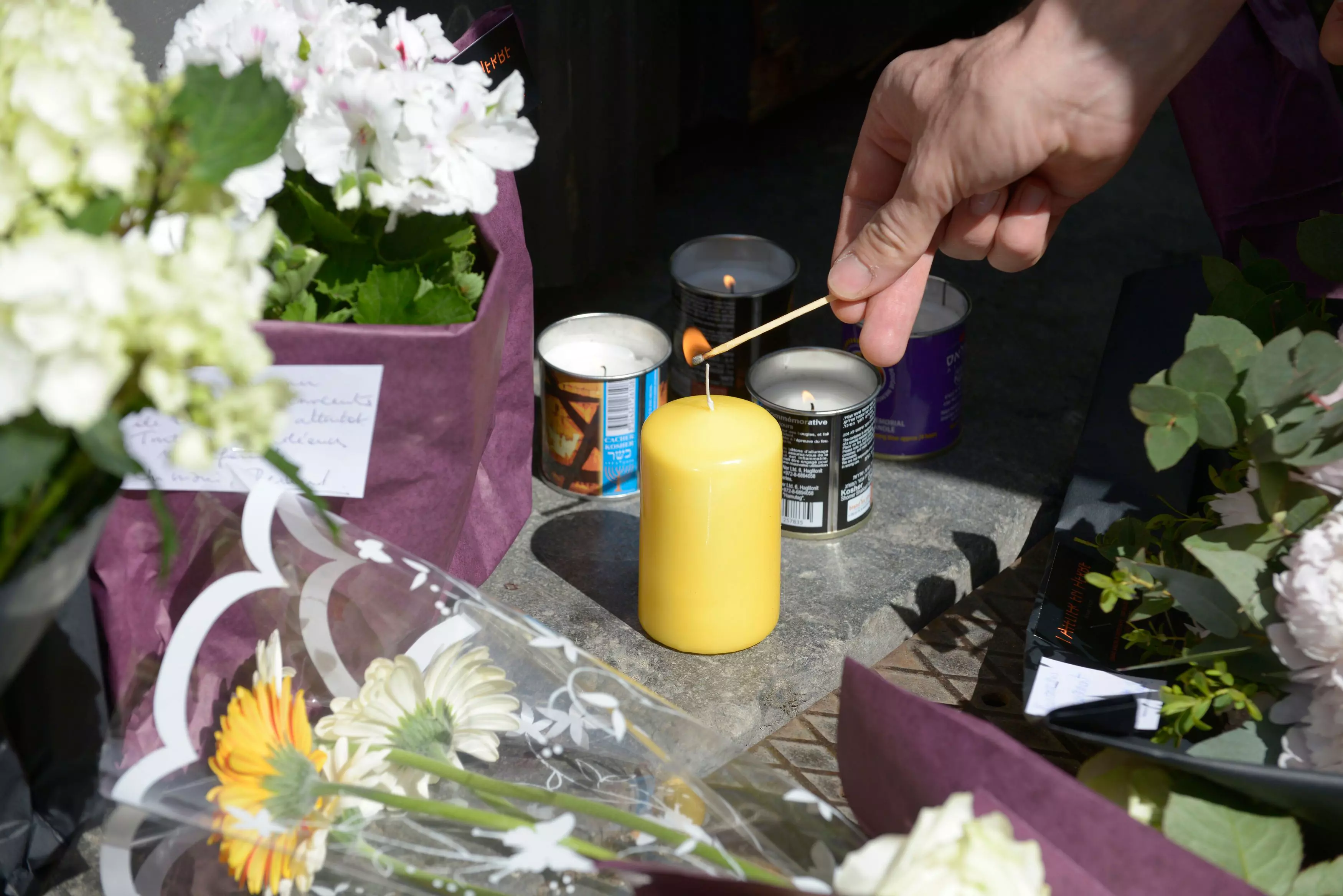 הדלקות נרות לזכר הקורבנות בפיגוע בבריסל, אתמול