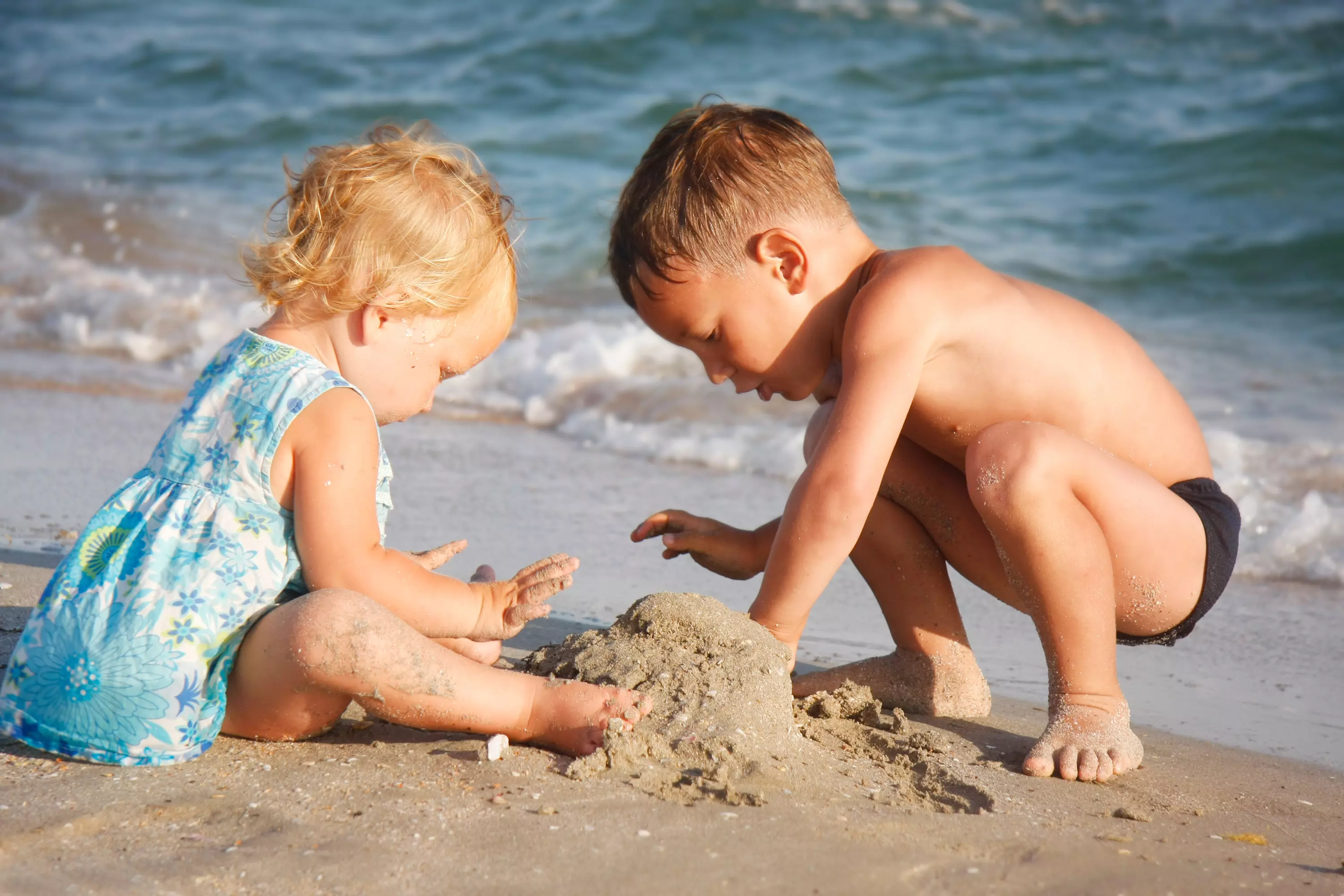 לא רק על חוף הים. המשחק בחול יכול ללמד הרבה על המקום הלא מודע בו מצוי הילד
