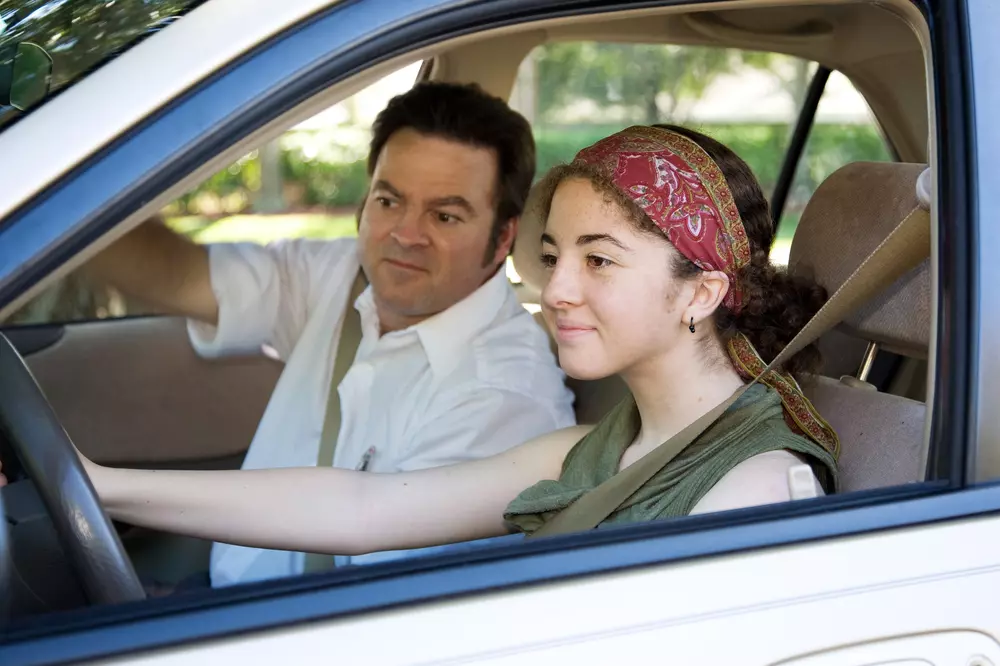 אב מלווה את בתו המתבגרת בנהיגה