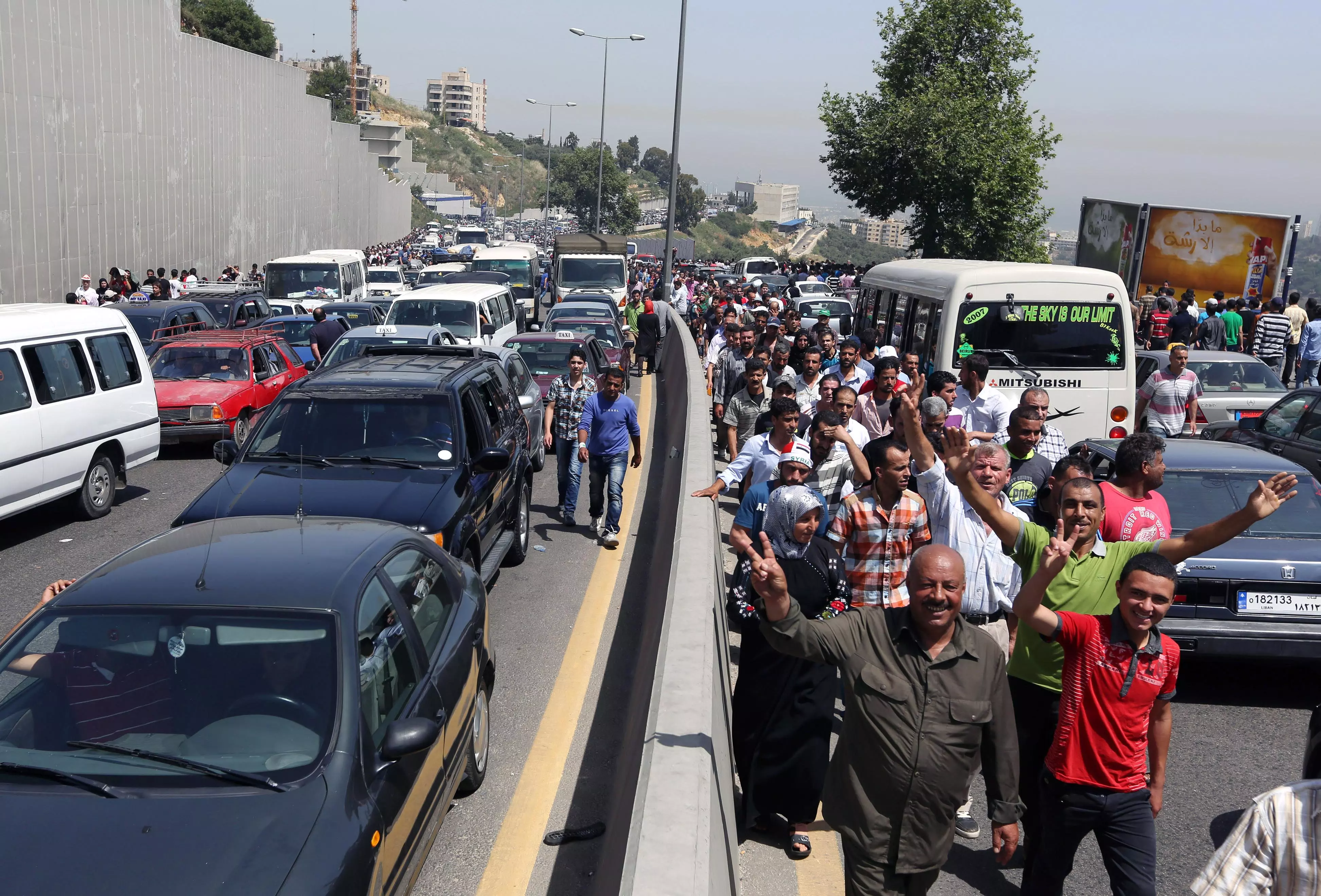 הצביעו עבור המנהיג שאחראי למותם של 160 אלף בני אדם. בוחרים סורים צועדים לקלפי בלבנון