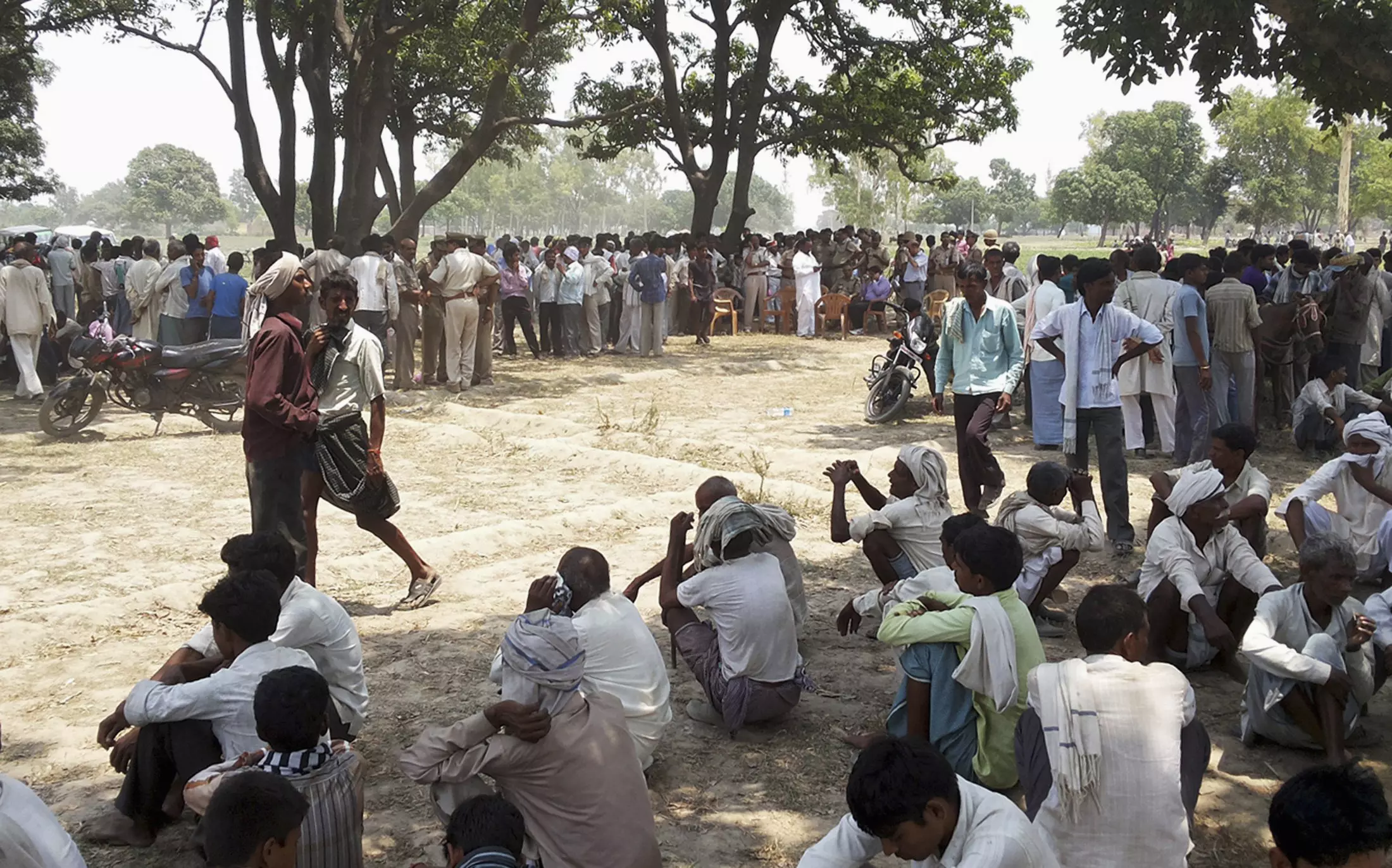 אזרחים במחאה סביב העץ עליו נתלו הקורבנות בנות 14 ו-15 בהודו, לפני כחודש