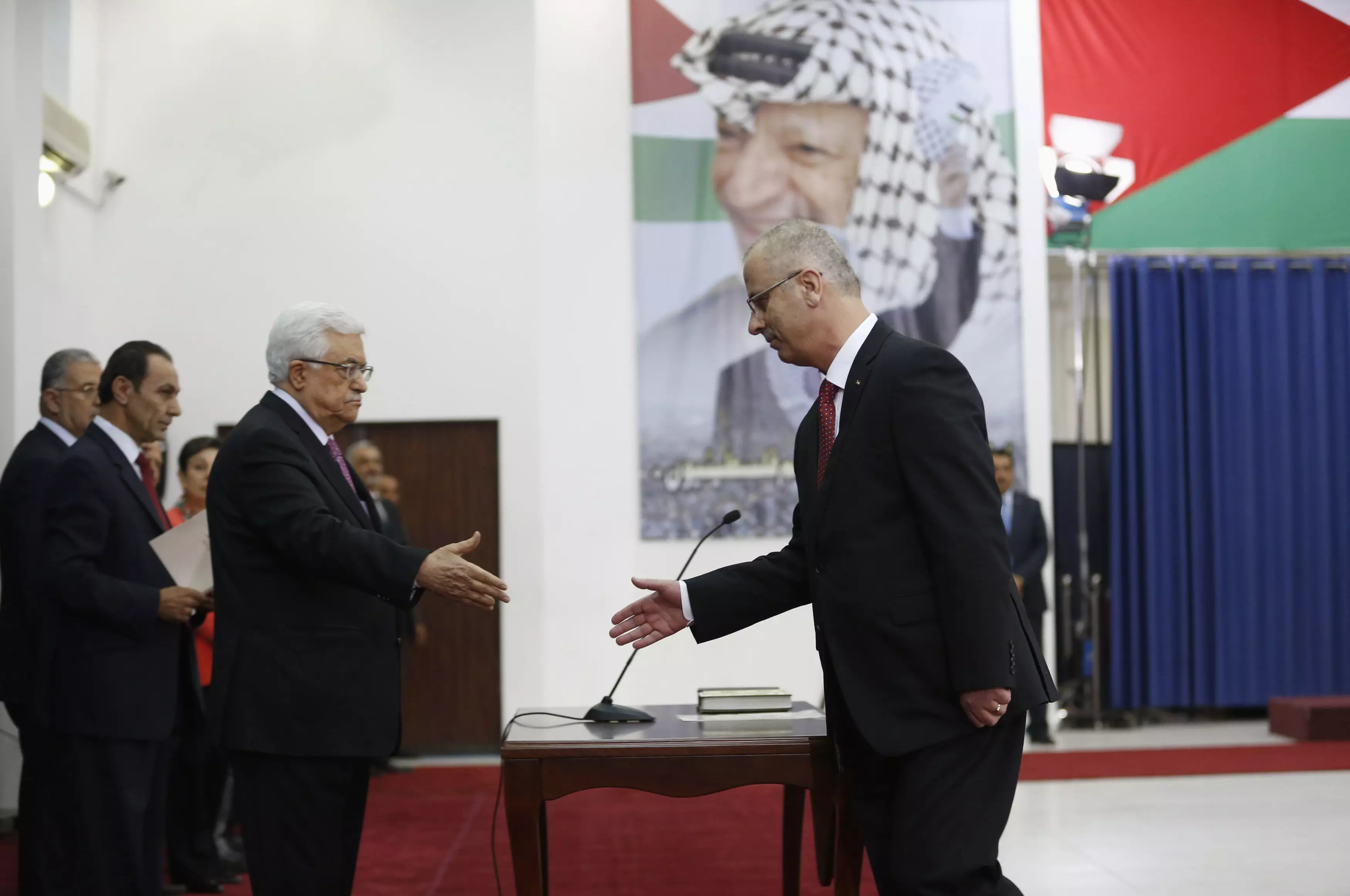 אבו מאזן וראש הממשלה הפלסטיני חמדאללה בטקס השבעת ממשלת האחדות ביוני