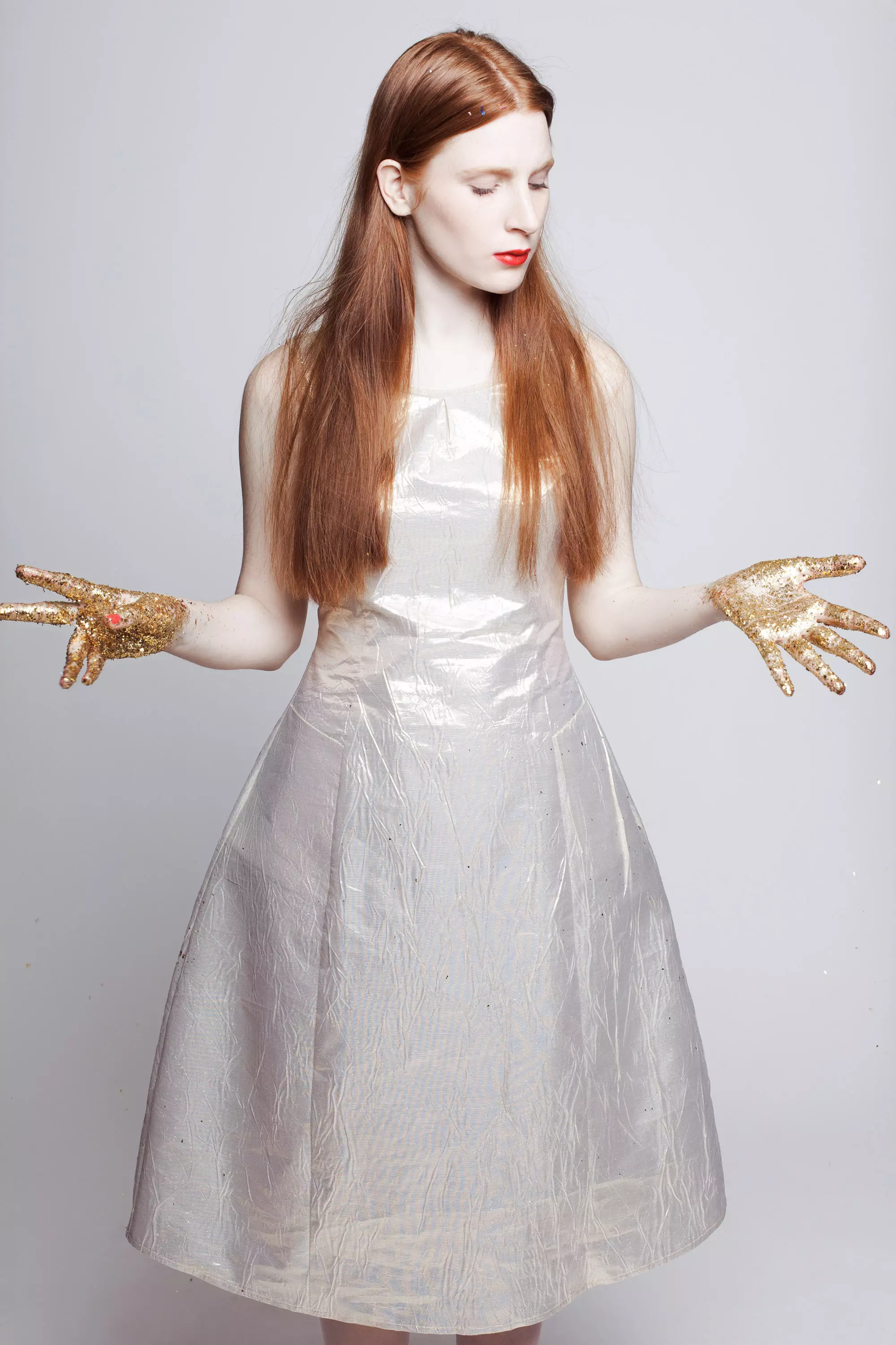 שמלת מיני מטאלית עשויה בד פוייל לורקס מתכתי של דורין פרנקפורט, קיץ 2014. מחיר: 590 שקלים