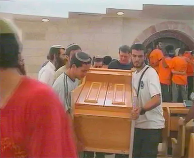 הוצאת ארון הקודש מבית הנכסת