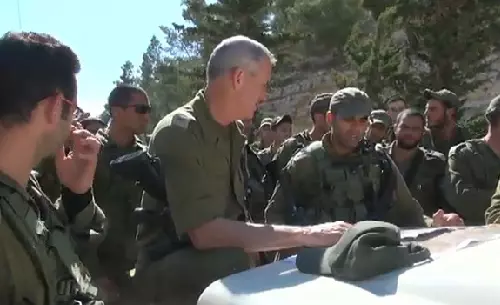 הרמטכ"ל, בני גנץ, מבקר אצל החיילים המשתתפים במבצע, הבוקר באזור חברון