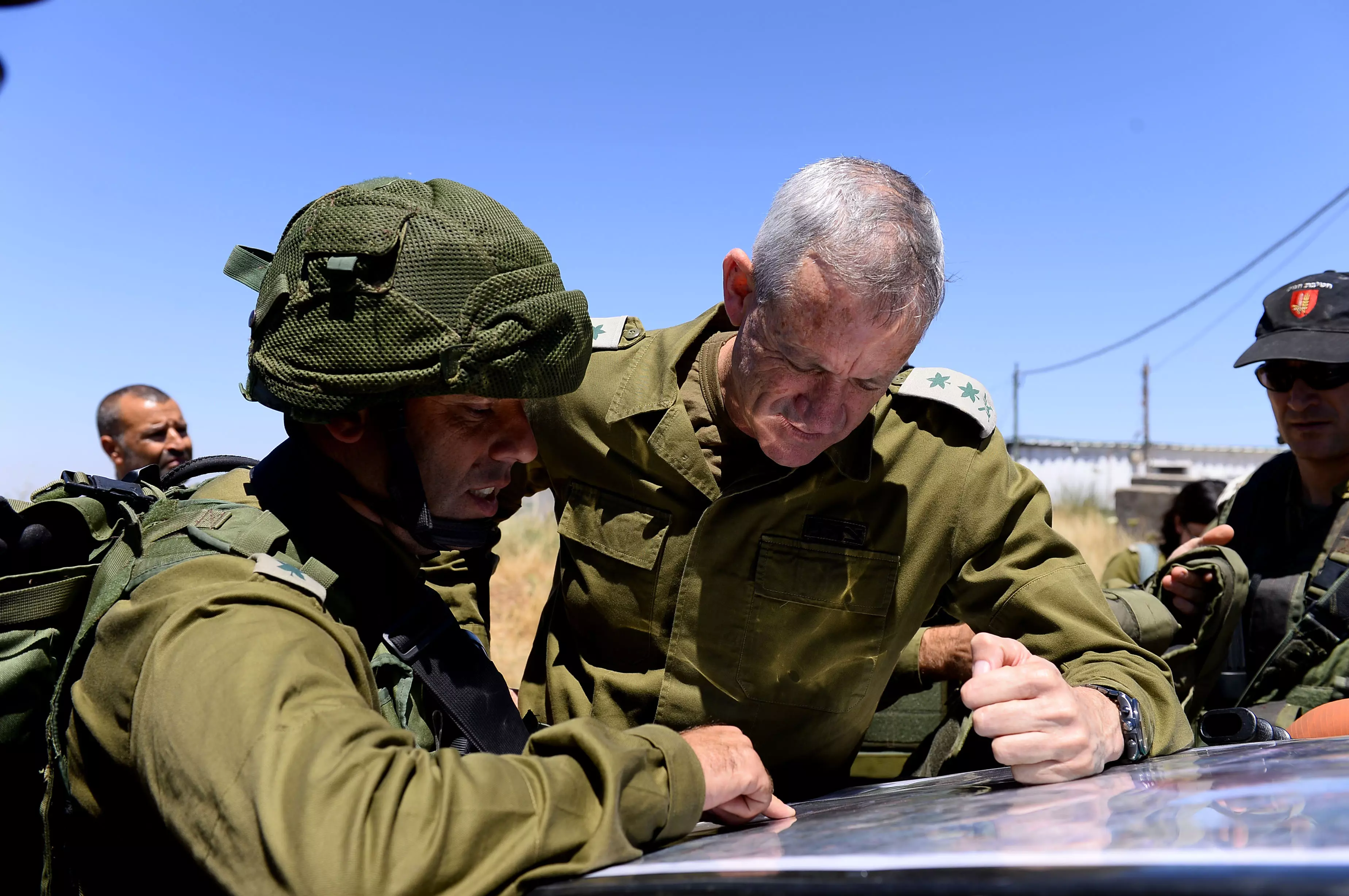היה צריך לגונן על משרתי הקבע. הרמטכ"ל גנץ