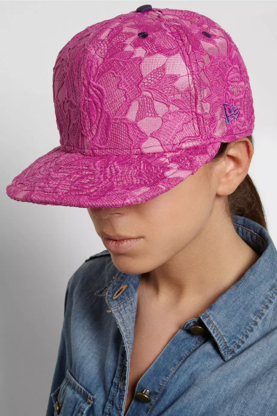 כובע מצחייה משולב תחרה באתר net a porter, 25 ליש"ט
