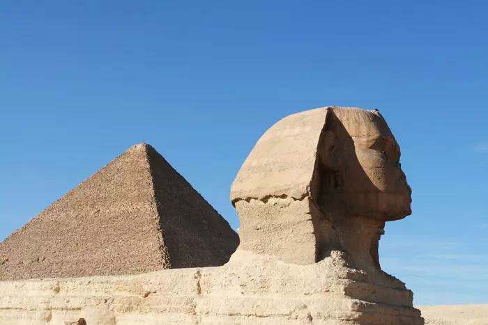הפירמידות כסמל לאובססיית העיסוק במוות
