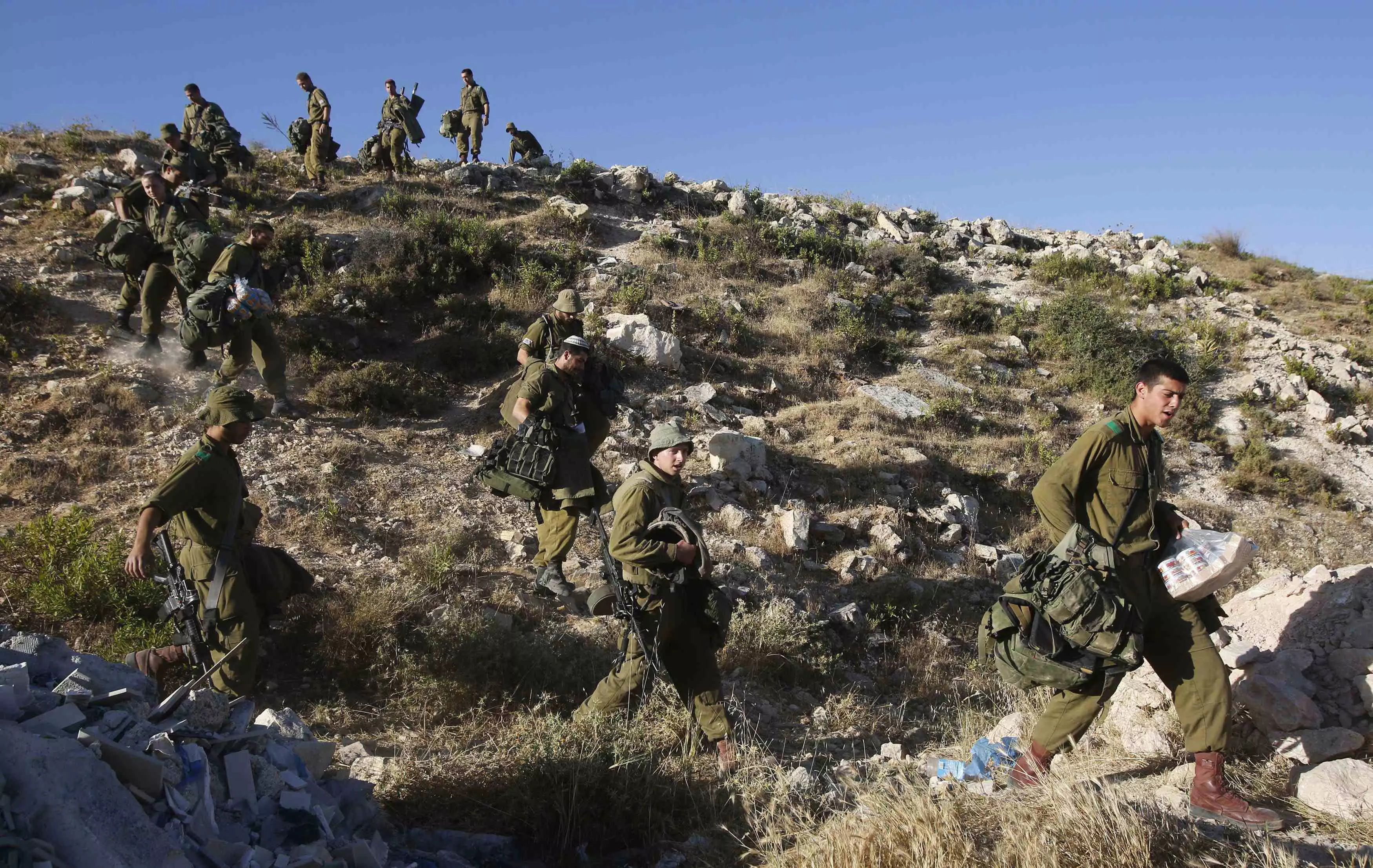 כמו בכל 11 הימים שלפני כן, זה היה לחינם. סריקות לאיתור החטופים באזור חברון צילום: רויטרס)