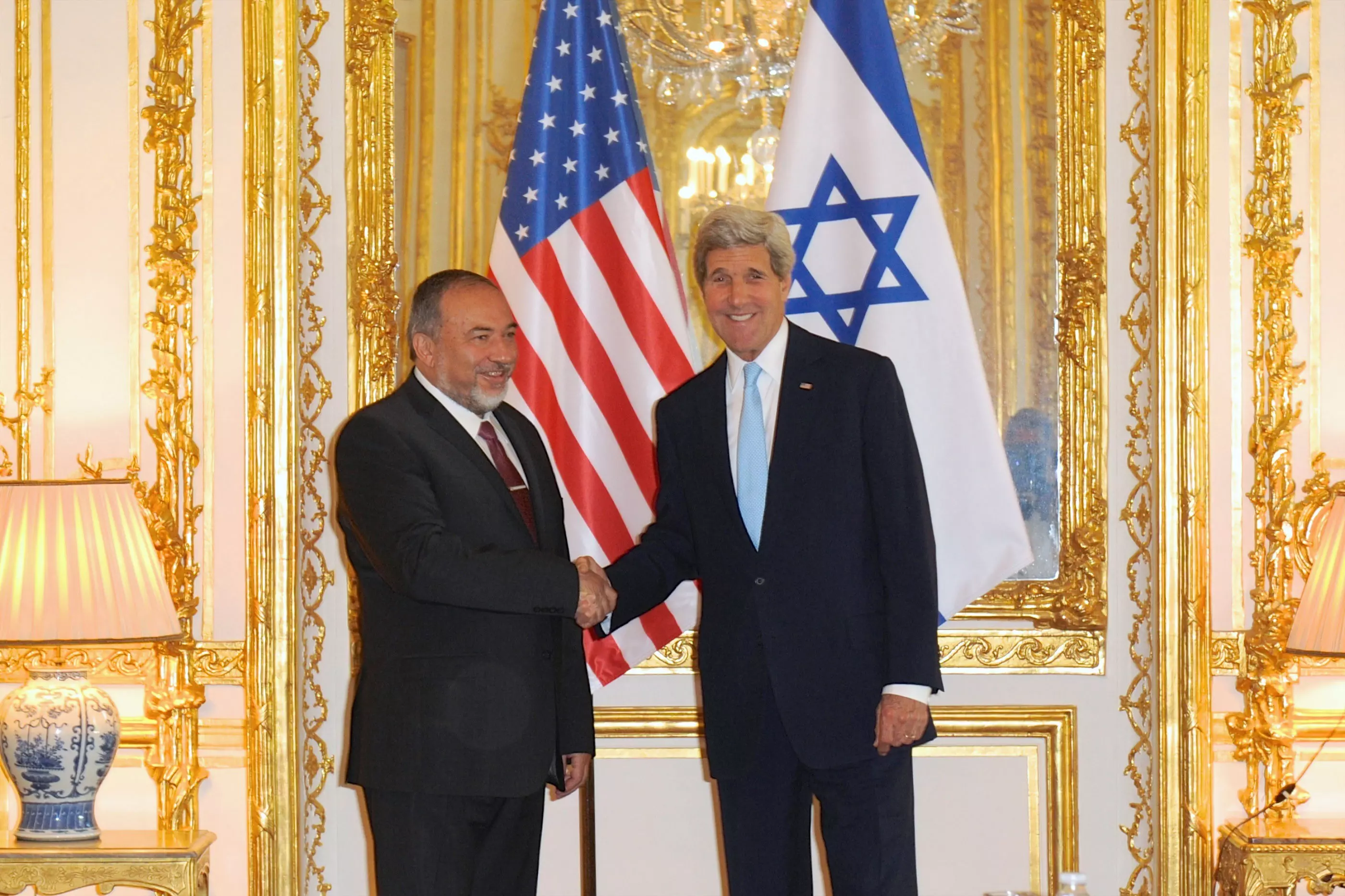 פגישת אביגדור ליברמן וג'ון קרי שהתקיימה בשגרירות ארה"ב בפריס. יוני 2014