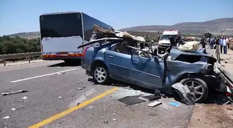 אם, שני ילדיה וקרוב משפחתם נהרגו בתאונה