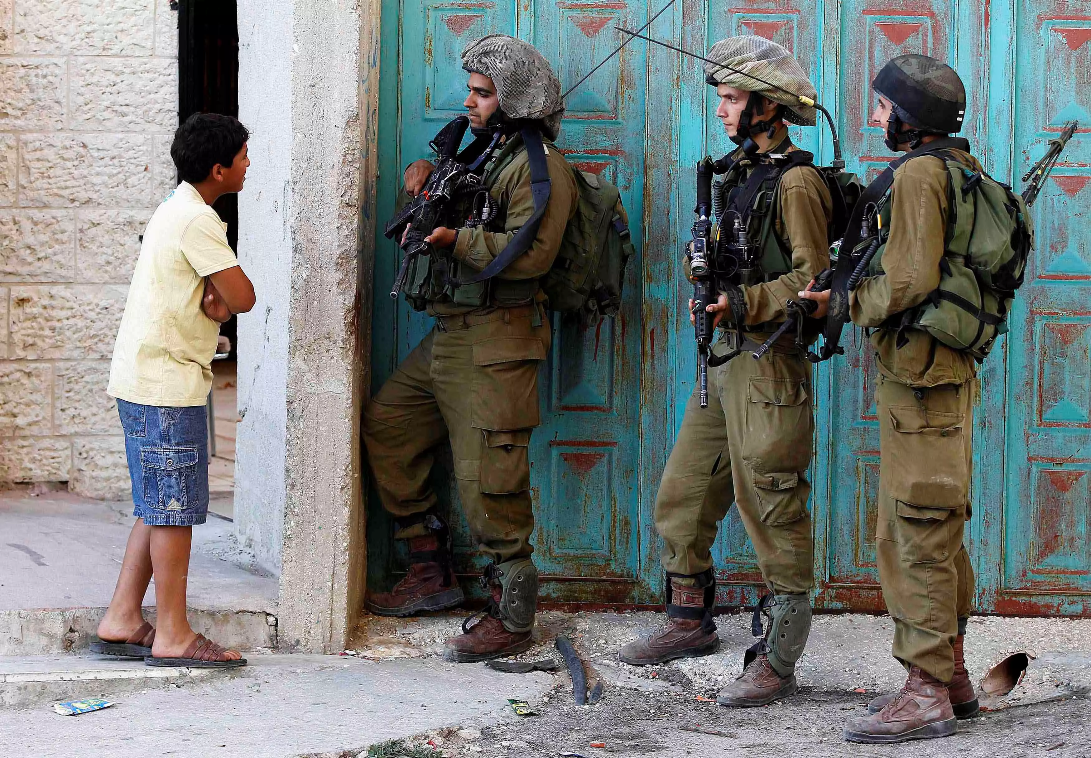 "הכחשת המציאות לא תעבוד". חיילי צה"ל ליד נער פלסטיני בחברון