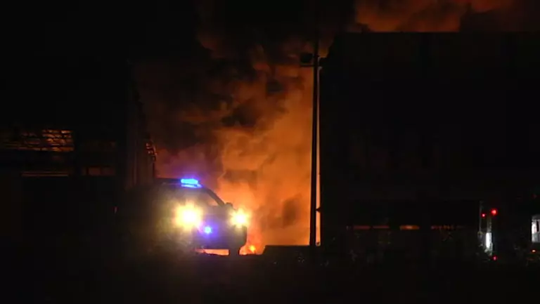 שריפה שפרצה במפעל בשדרות בעקבות פגיעת רקטה