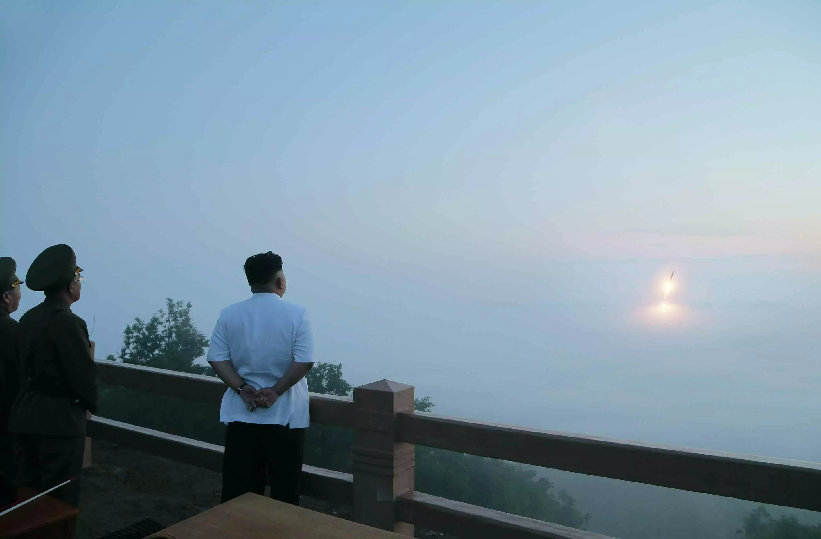 מנהיג קוריאה הצפונית קים ג'ונג-און צופה בניסוי טילים