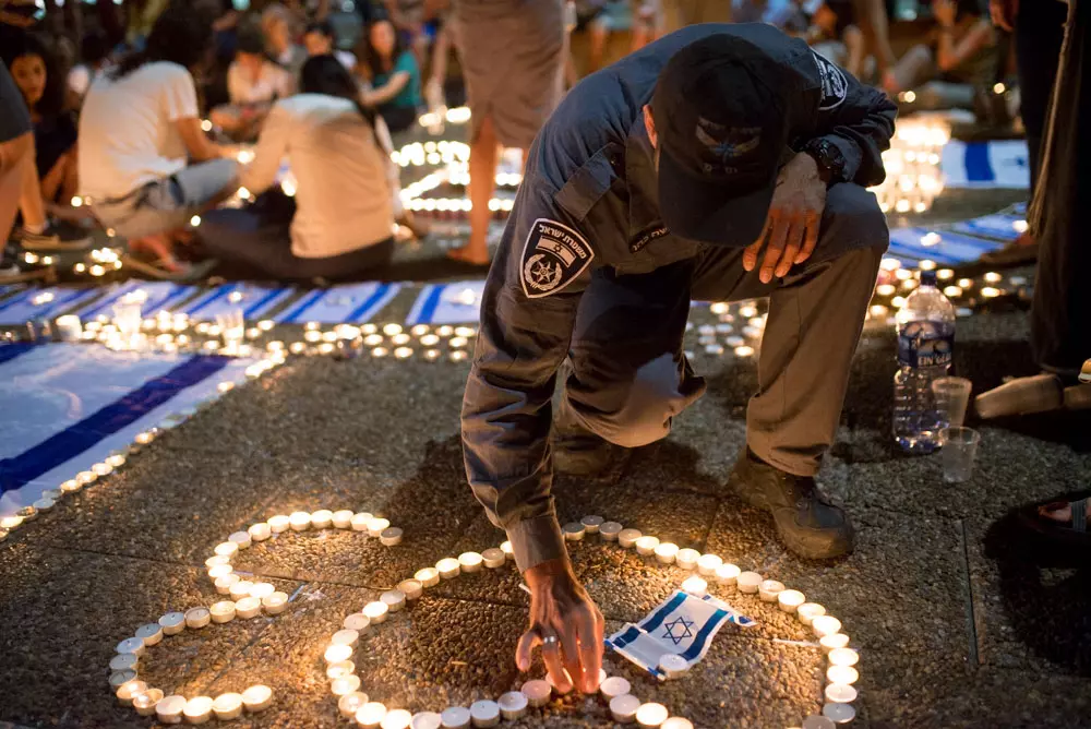 מדליקים נרות בכיכר רבין לזכר החטופים שגופותיהם נמצאו הערב. יוני 2014