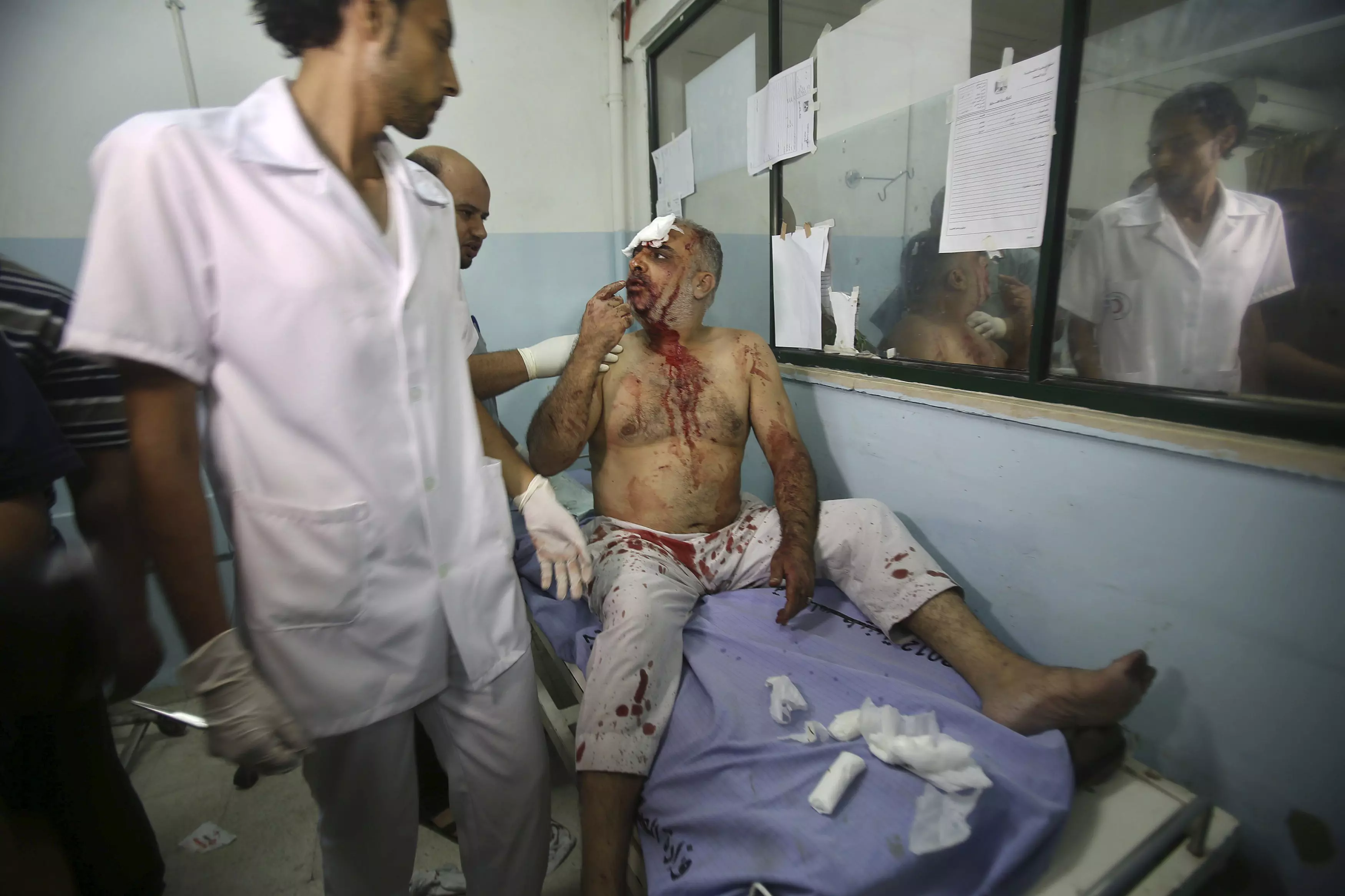פלסטיני שנפצע בתקיפת צה"ל לפנות בוקר, בבית החולים בחאן יונס