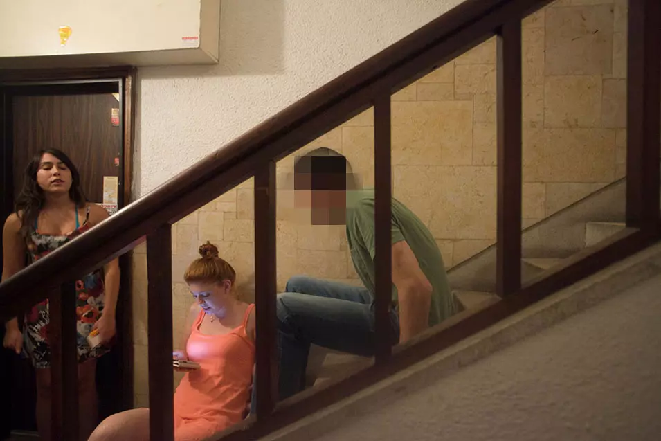 תושבי תל אביב מסתתרים בחדר המדרגות מפני הרקטות
