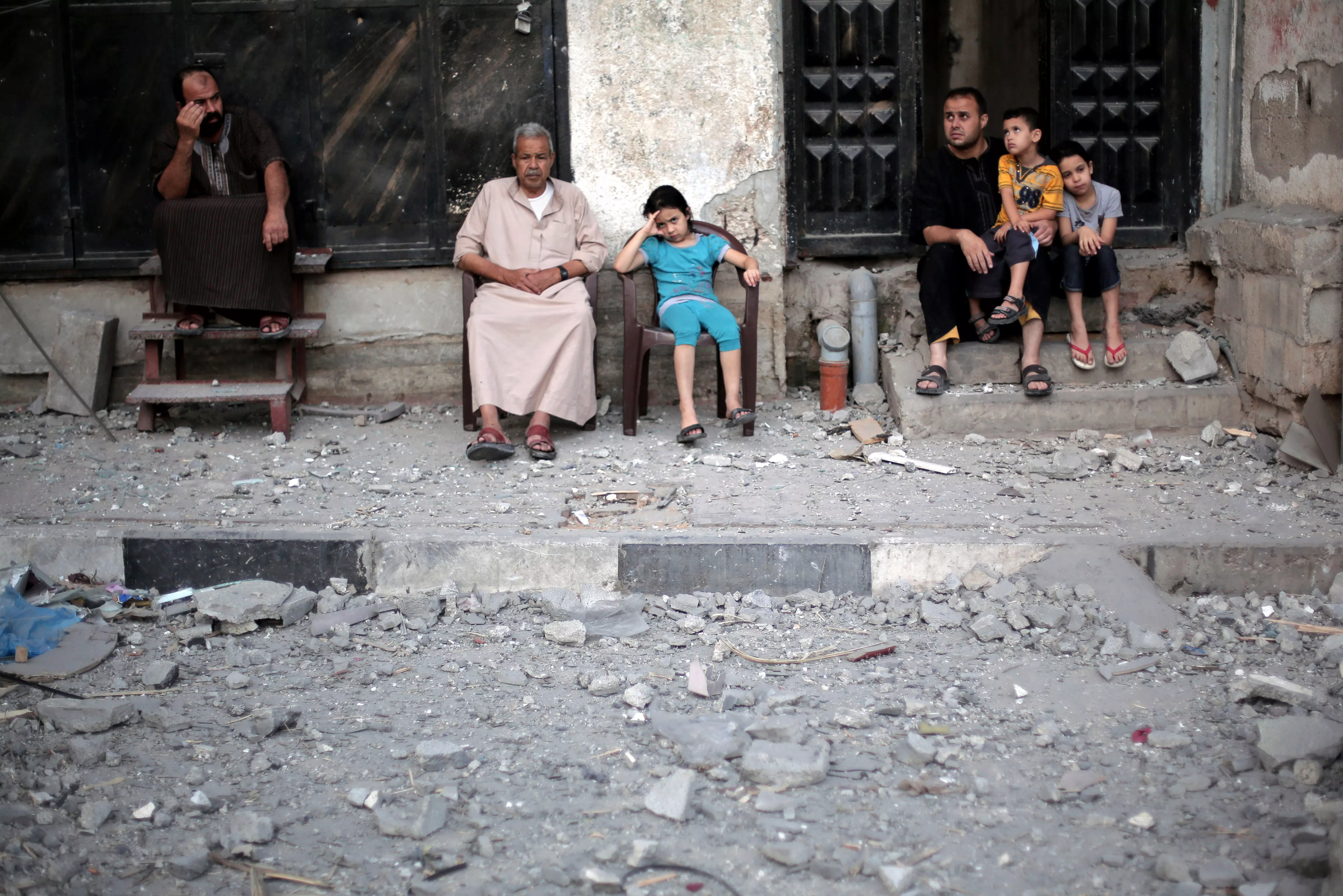שכניו של בכיר חמאס, מחמד זהאר, ליד ביתו המפוצץ בעזה
