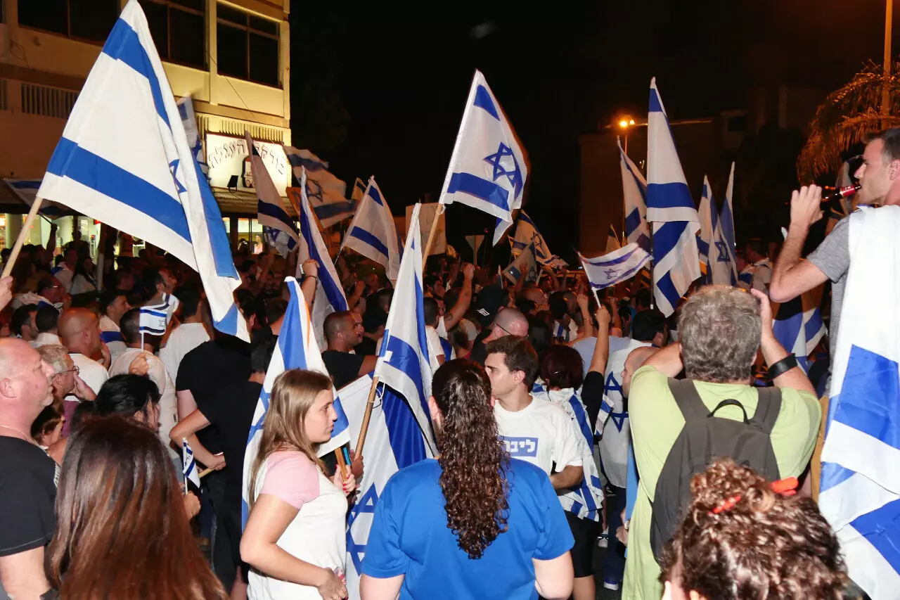 מפגינים משמאל ומימין מתעמתים בחיפה