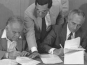 חותמים על ממשלת אחדות. שמיר ופרס ב-1984