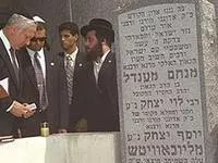 נתניהו על קבר הרבי מלובביץ'. רכש את חיבתו, 10.9.96