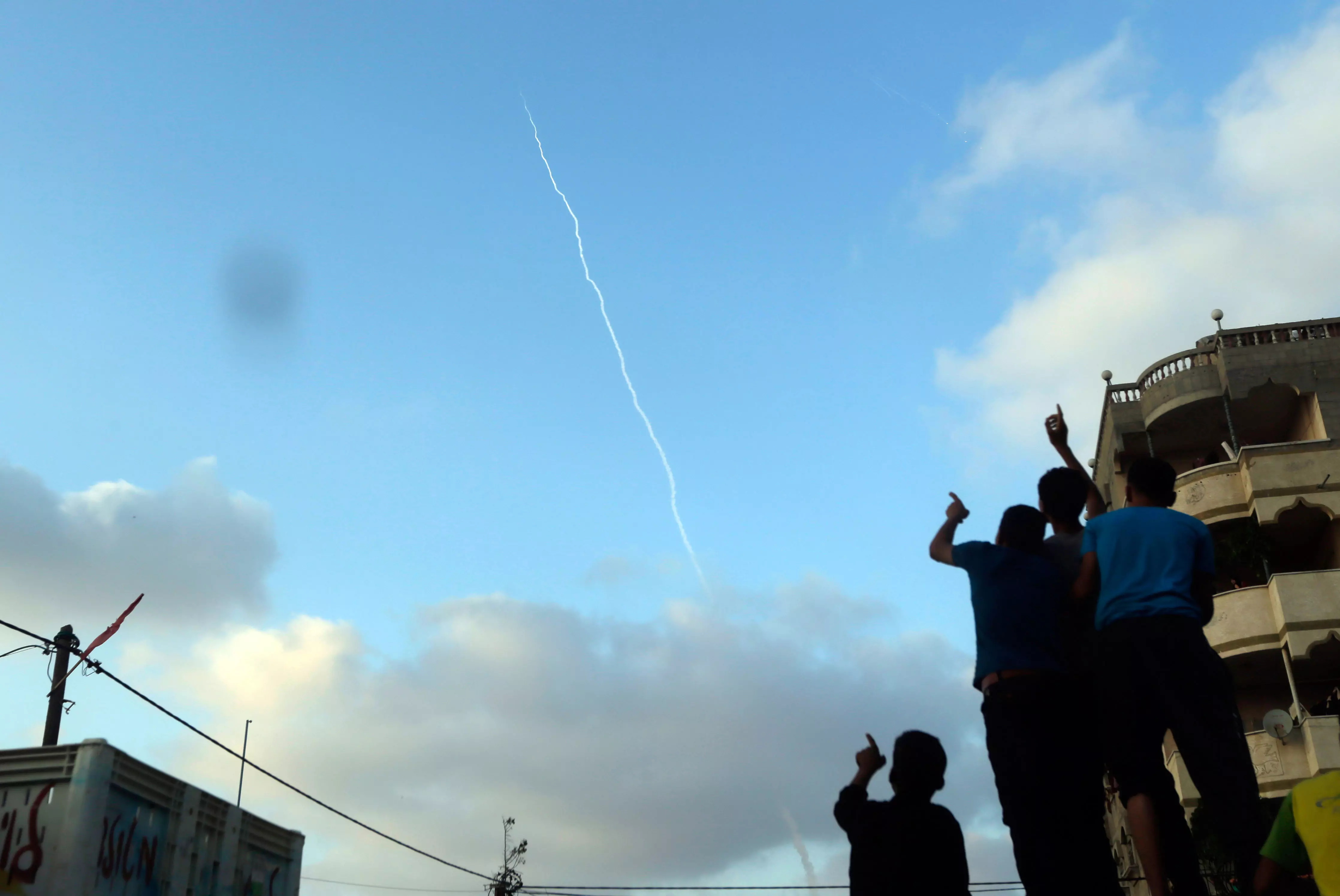 תושבי עזה צופים בשיגור רקטה לעבר ישראל