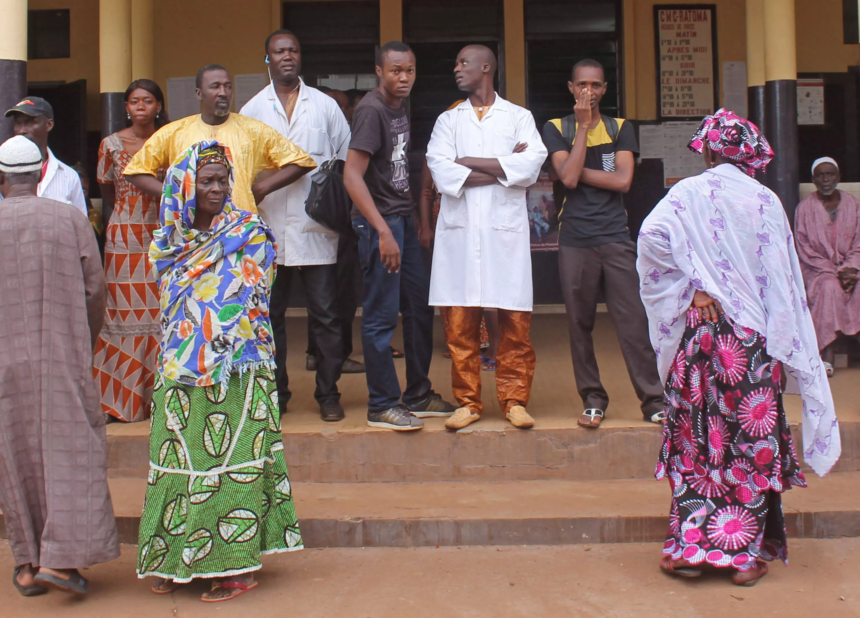 צרפת תפתח מרפאה נוספת. קרובי משפחה של חולי אבולה מחוץ למרפאה בקונארקי, בירת ליבריה
