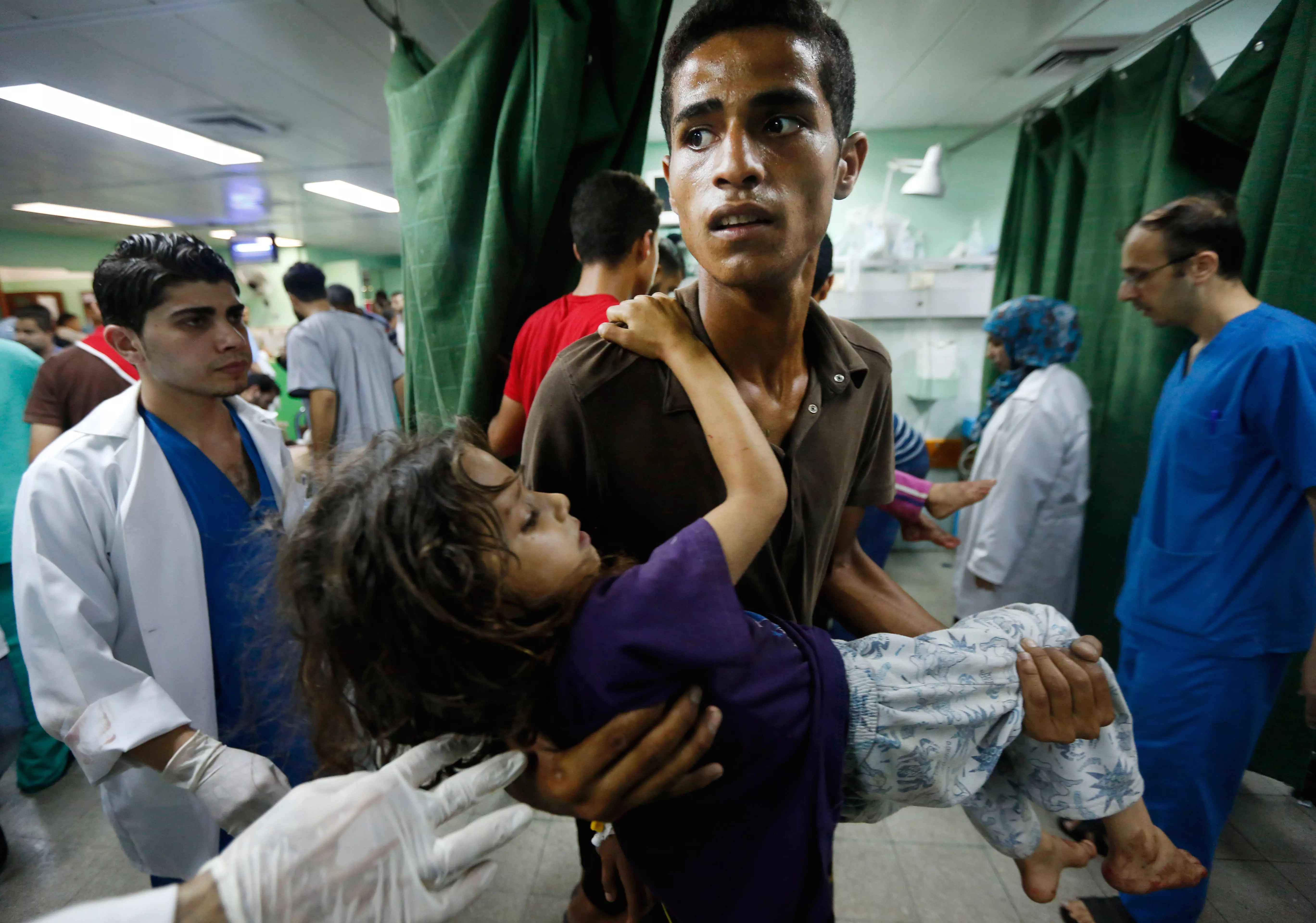ילדים מובהלים לטיפול בבית חאנון לאחר הפצצת צה"ל, היום