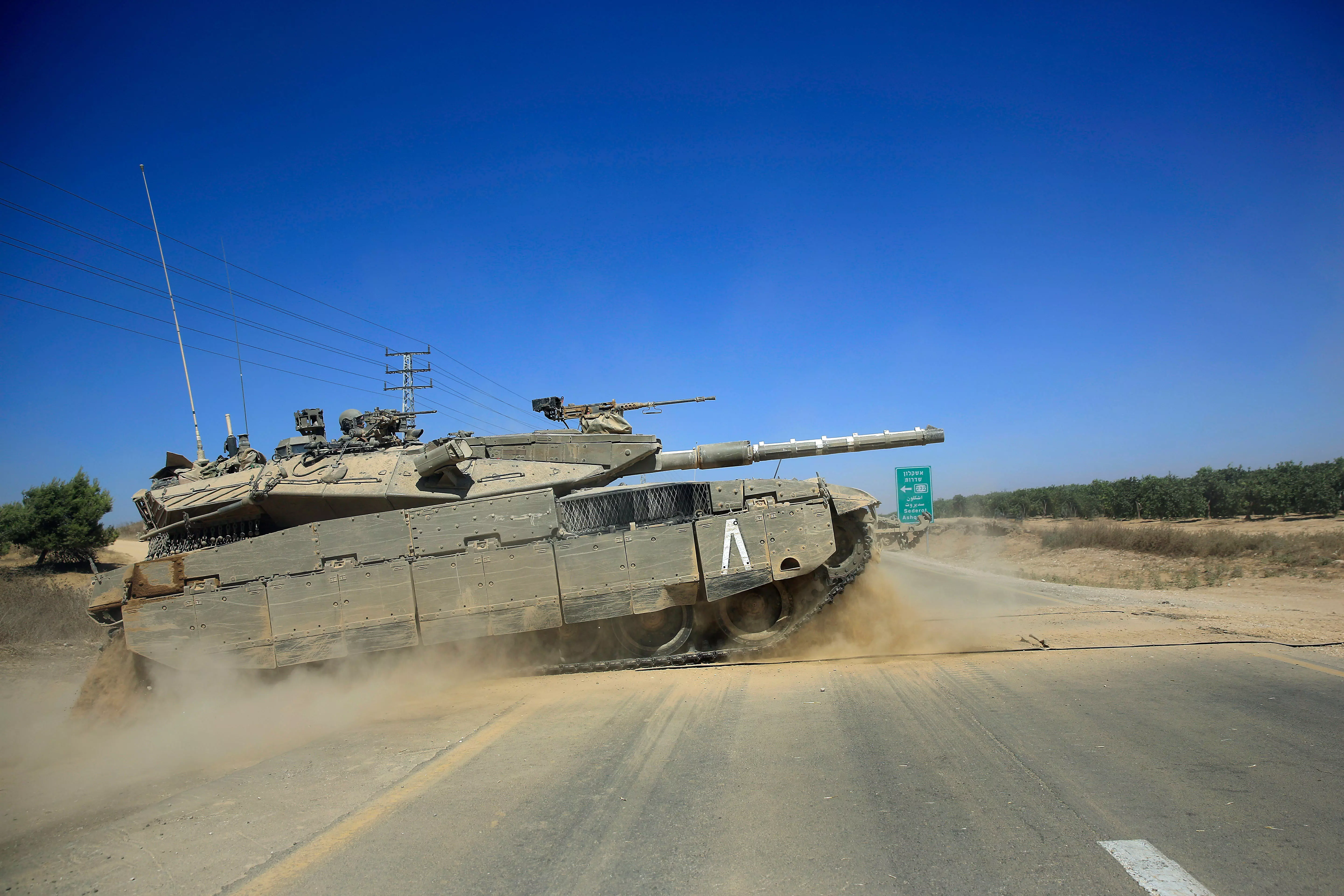 טנק מרכבה צה"לי חוצה כביש מחוץ לרצועת עזה, מבצע צוק איתן, יולי 2014