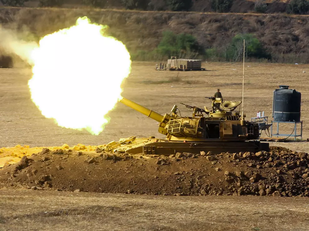 יחסית לכמות האש שנורתה, מספר הנפגעים בצד הפלסטיני נמוך. תותח של צה"ל יורה פגז לעבר הרצועה