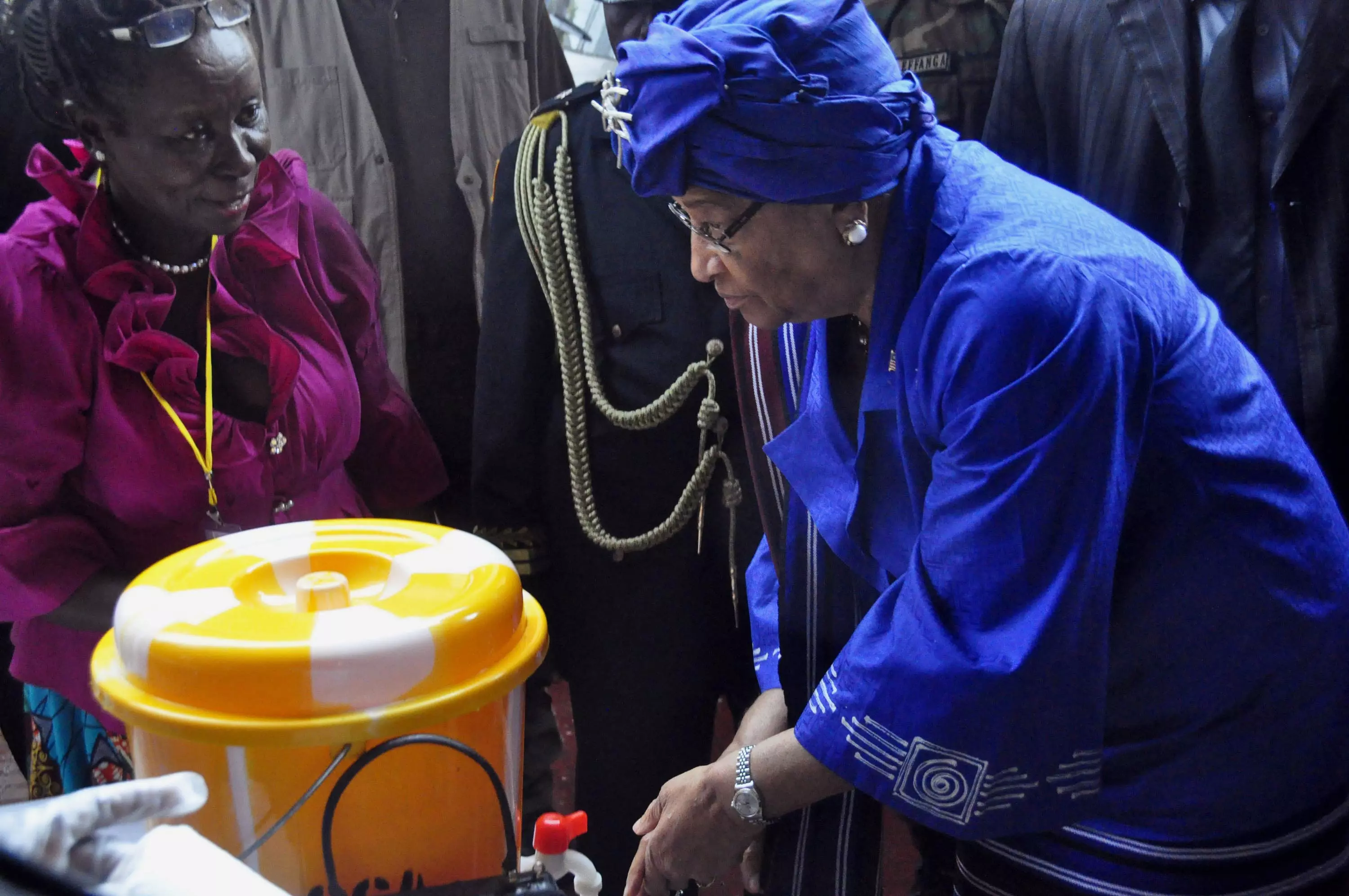 נשיאת ליבריה, אלן ג'ונסון-סירליף, מדגימה לאזרחיה כיצד לשמור על היגיינת הידיים