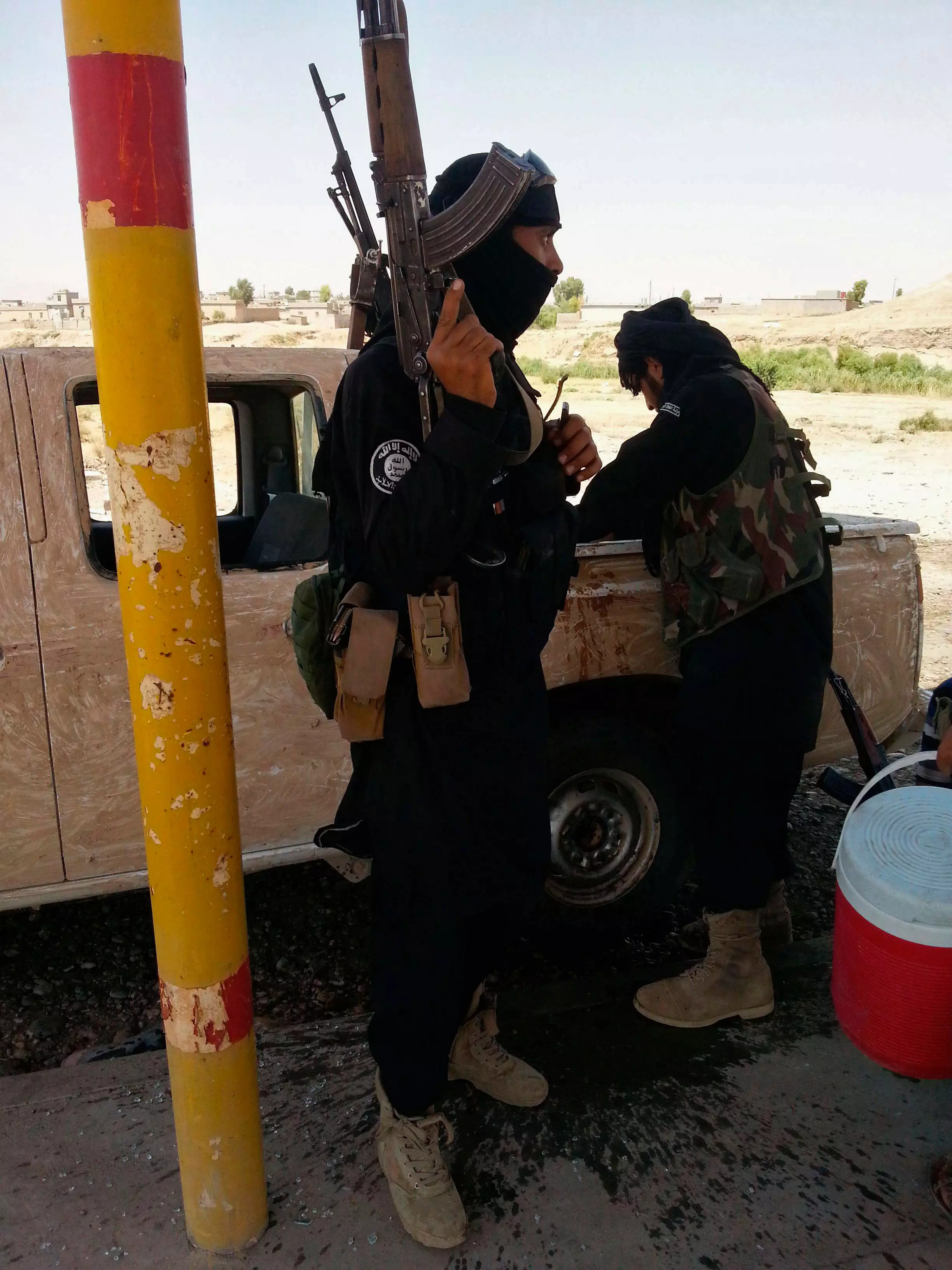 לוחמי דאעש במחסום בגבול המחוז הכורדי בעיראק
