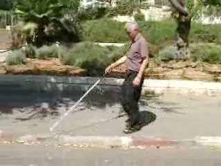 הם אפילו צופים יחד בסרטים, כאשר הילדים הרואים מסייעים לעיוורים בהמחשת התמונות