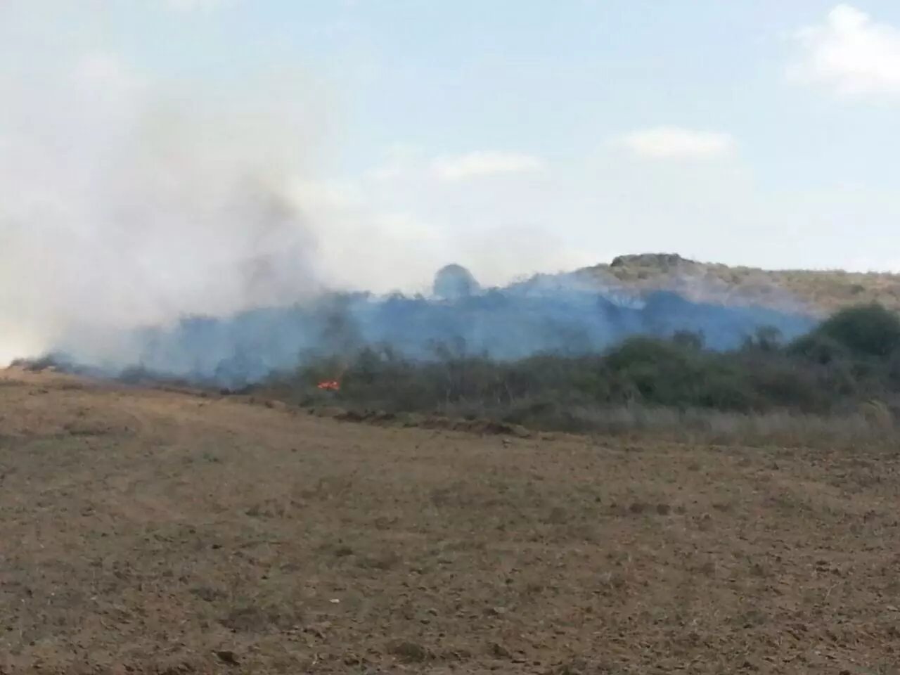 שריפה שנגרמה בשל רקטה שהתפוצצה במועצה האזורית שער הנגב