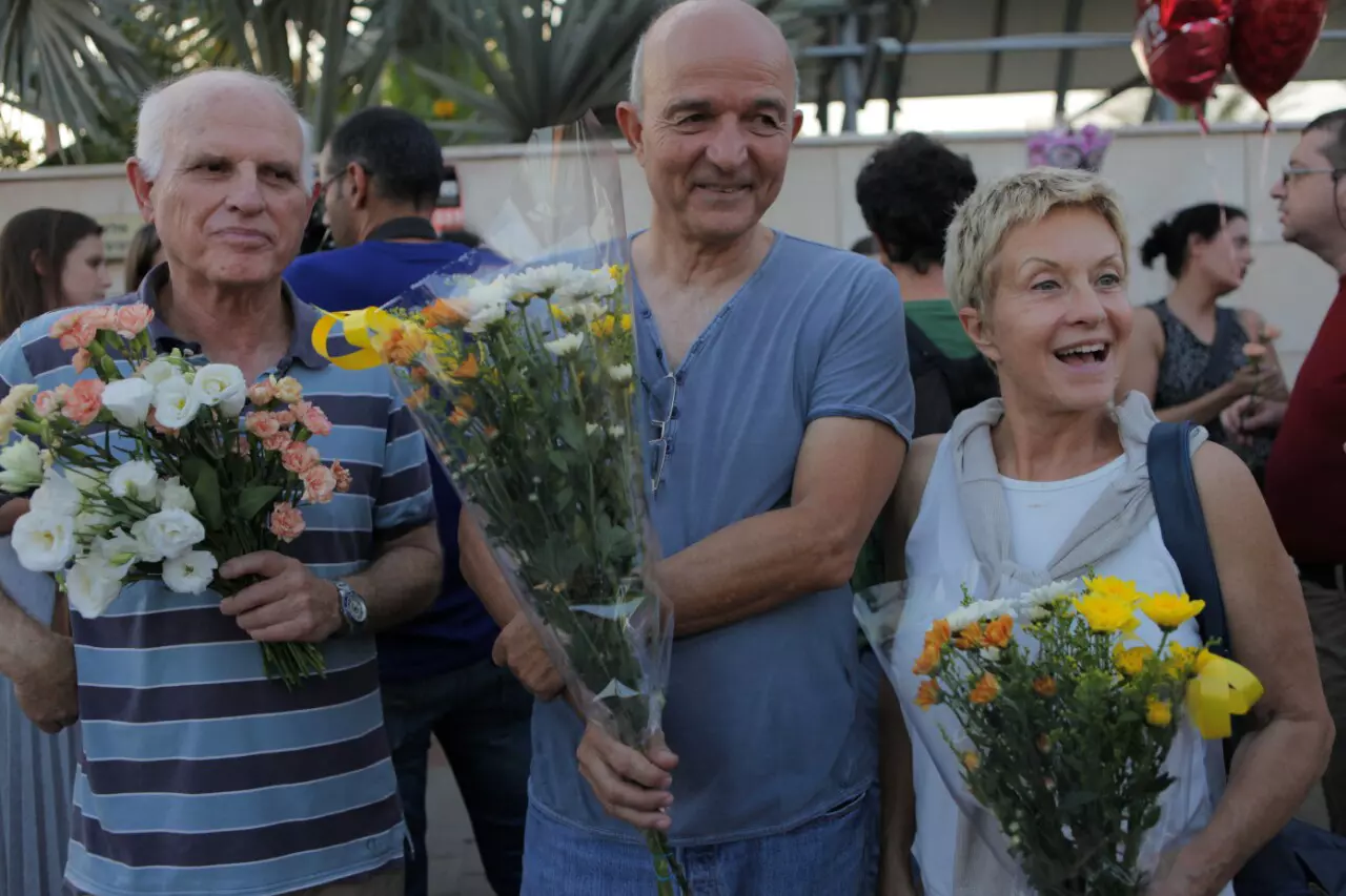 איש התקשורת שמוליק שם טוב והסופרת אבירמה גולן בהפגנת התמיכה בעד החתונה המעורבת