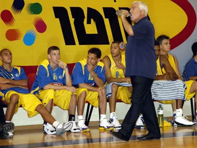 להתחיל מחדש עם כדורסל פשוט. גרשון ושחקני מכבי