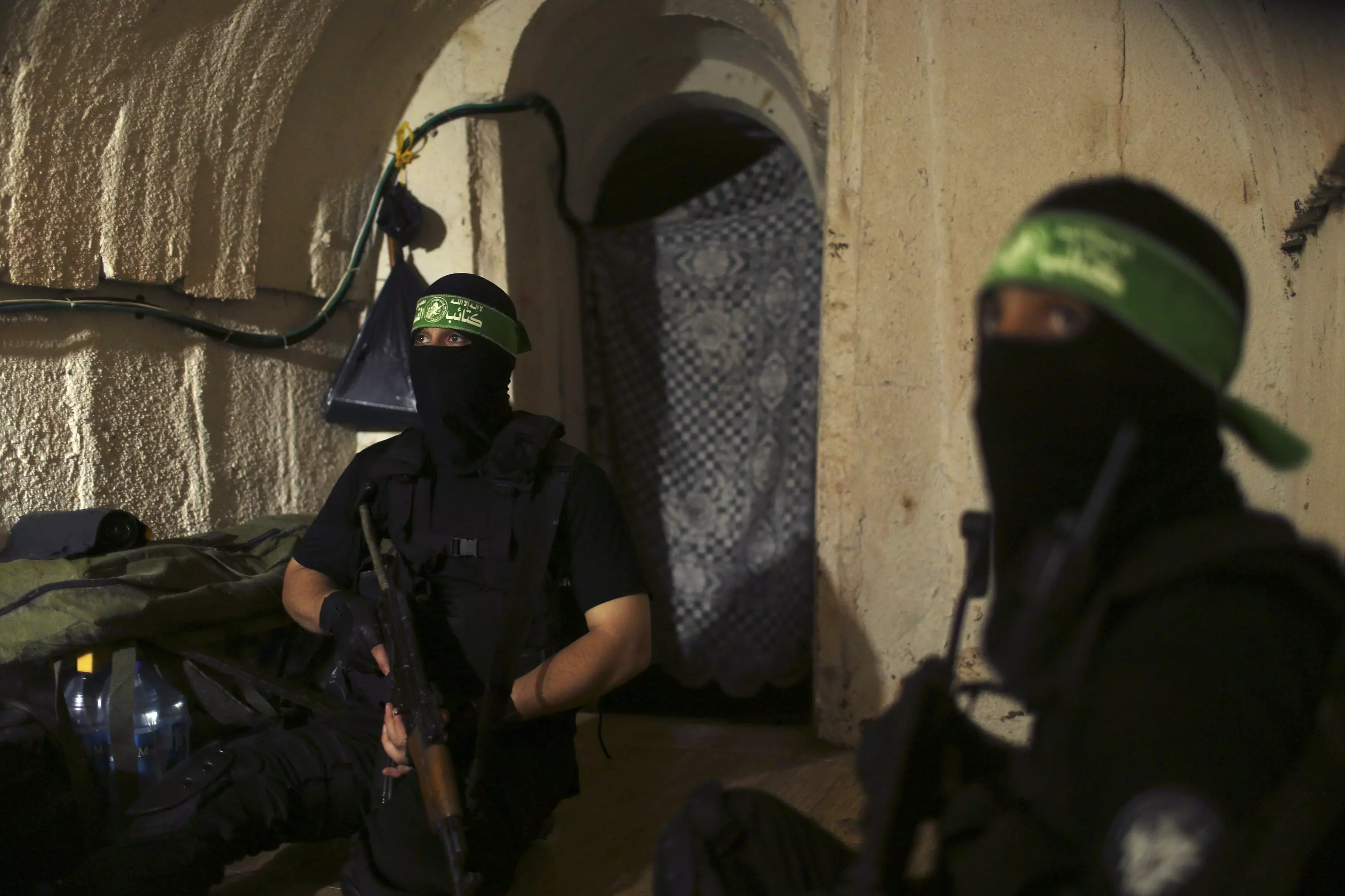 פעילי חמאס במנהרת טרור, שהוצגה לכתבים אחרי כינון הפסקת האש