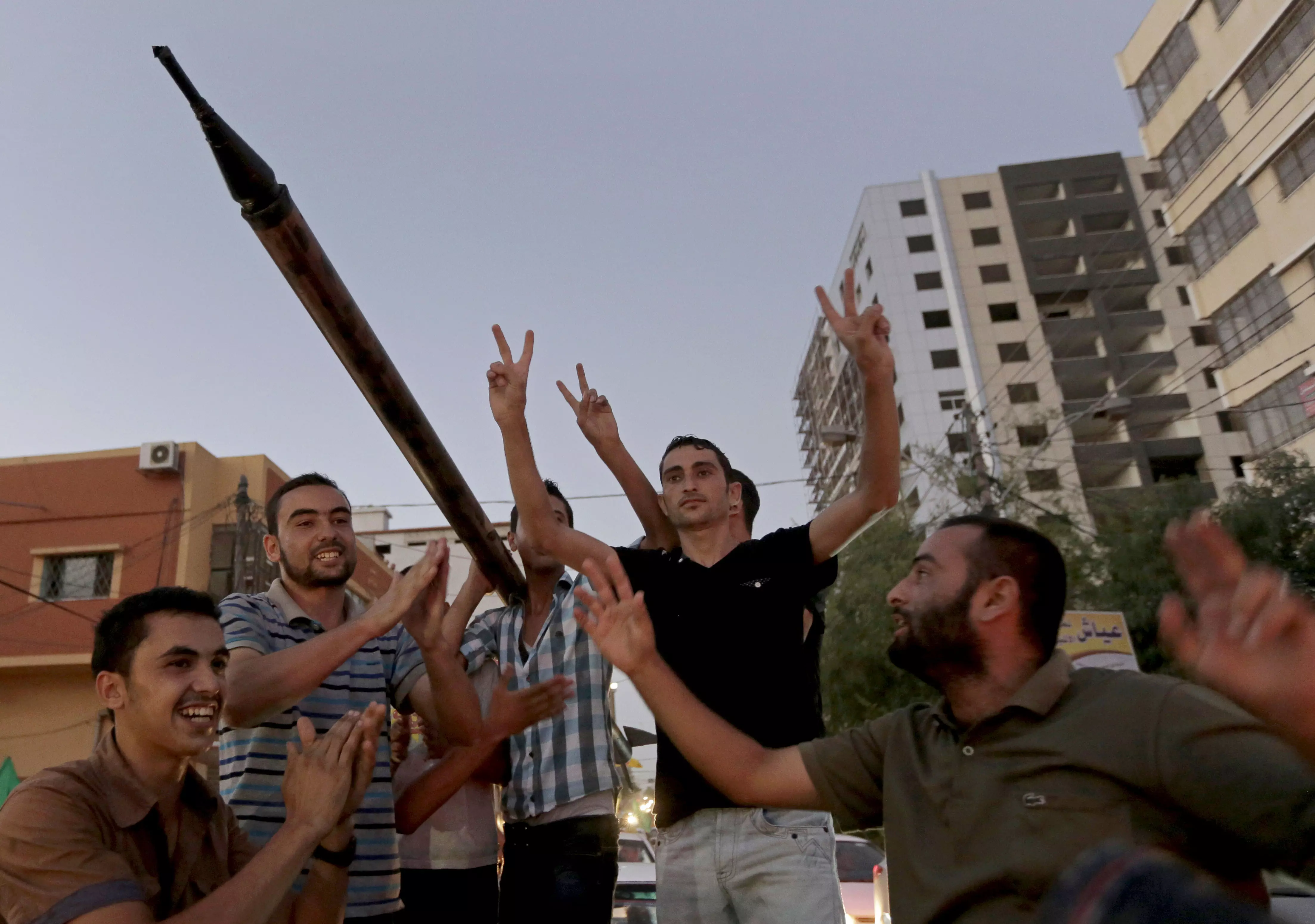 פלסטינים בעזה חוגגים את ה"ניצחון" על ישראל במבצע "צוק איתן"