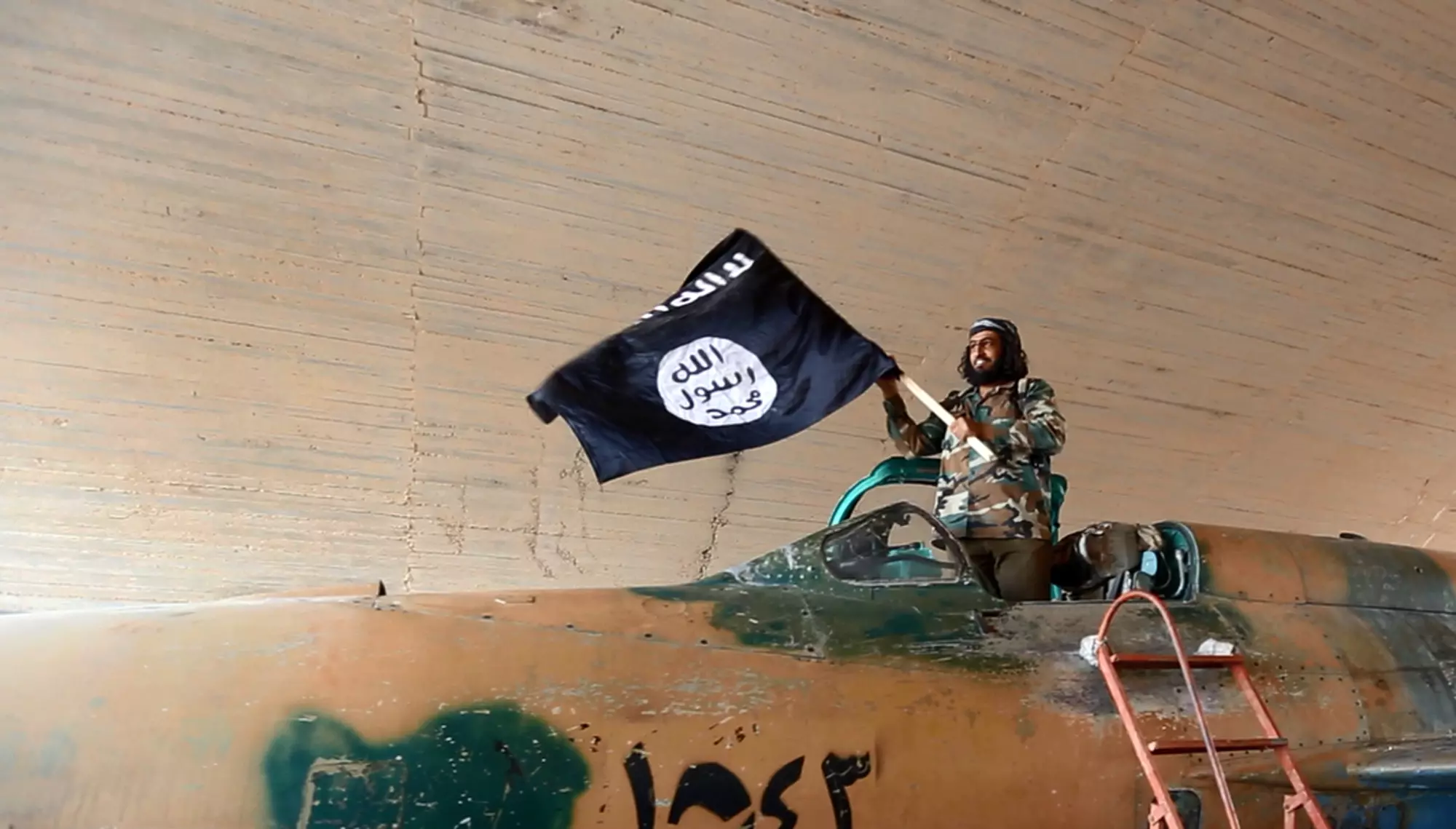 לוחם דאעש במטוס מיג-21 שנותר בבסיס טבקה