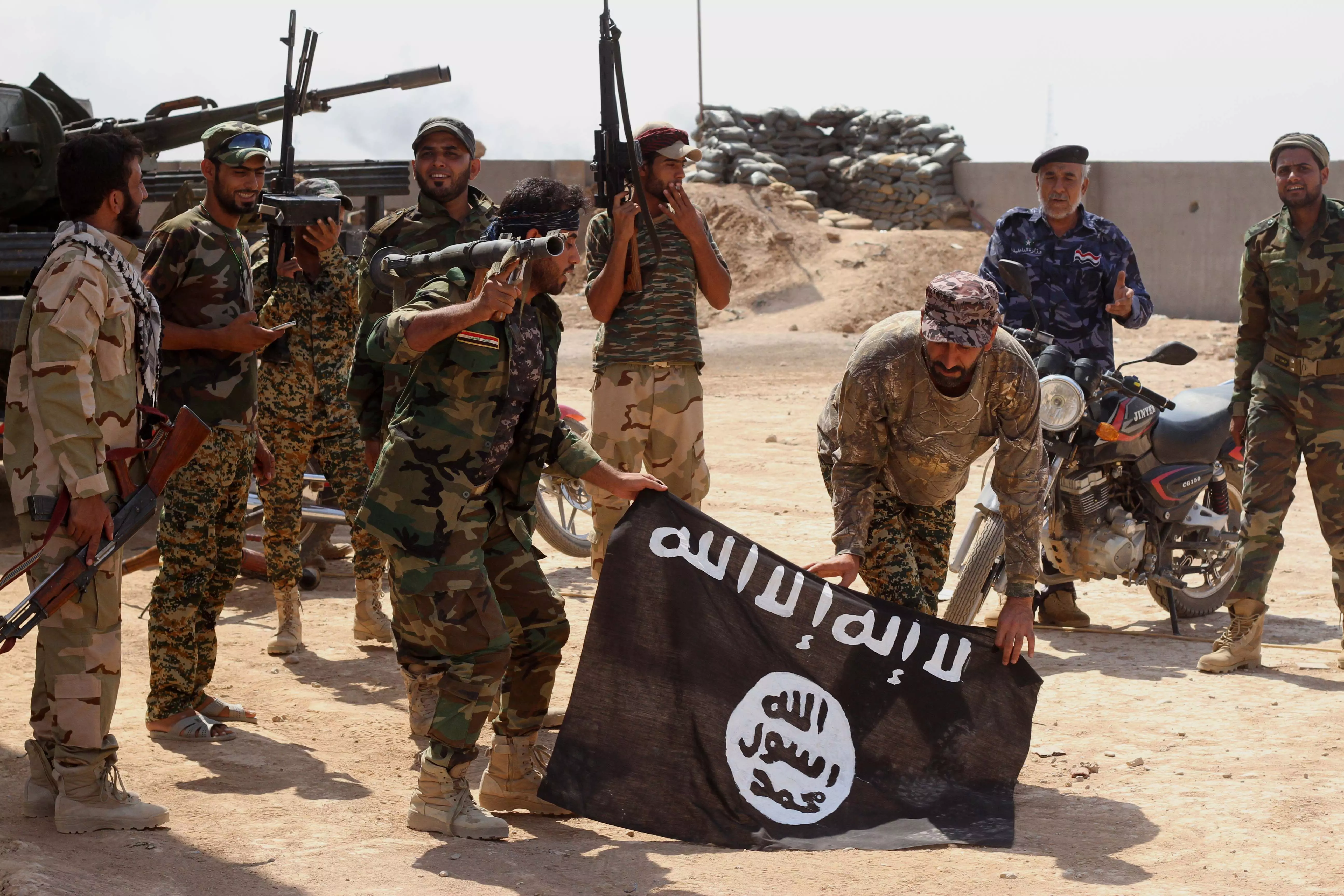 כוחות הביטחון של עיראק מציגים את דגל דאעש באמרלי