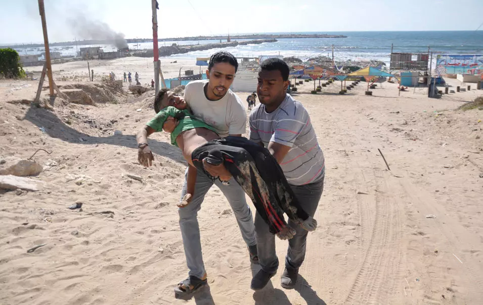 "אלימות ללא מתן דין וחשבון היא ממנגנוני הכיבוש העיקריים". ילד שנפגע בחוף הים בעזה במבצע צוק איתן