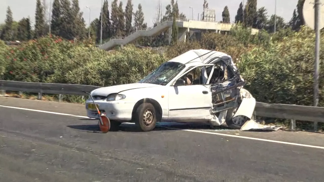 זוג הורים ושני ילדיהם נפצעו מפגיעת אוטובוס