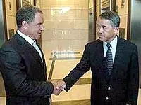 עידן עופר, בעלי צים, מתנצל בפני שגריר יפן בישראל, באוקטובר 2005
