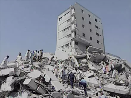 הריסות בניין באיסלמבד. "מדובר ברעידת האדמה החזקה ביותר שהורגשה אי פעם בעיר"